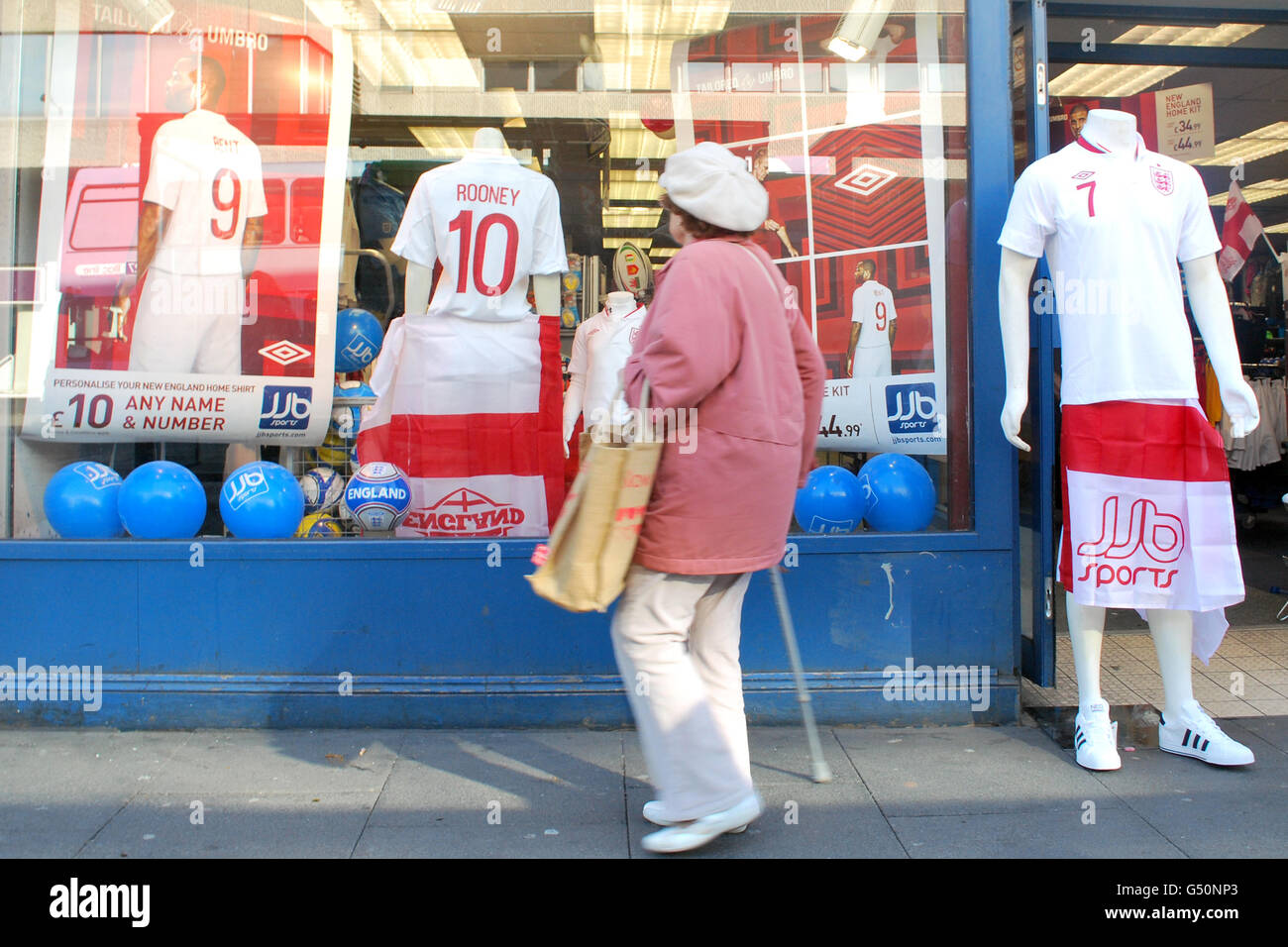Una señora mayor mira a la nueva camiseta de Inglaterra réplica A la venta  en una tienda de deportes en Nottingham Fotografía de stock - Alamy