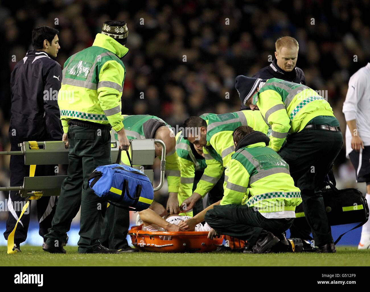 Fútbol - FA Cup - Fifth Round Replay - Tottenham Hotspur v Stevenage - White Hart Lane. Michael Dawson del Tottenham Hotspur recibe tratamiento del personal médico después de recoger una lesión Foto de stock