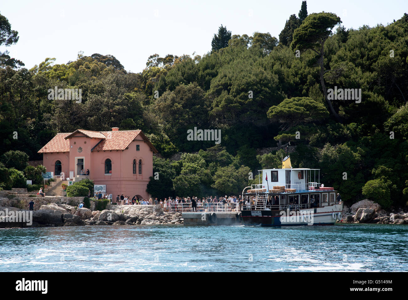 Isla DE LOKRUM Dubrovnik Croacia un ferry de pasajeros recoger turistas desde el pequeño puerto de Portoc en Lokrum Island Foto de stock