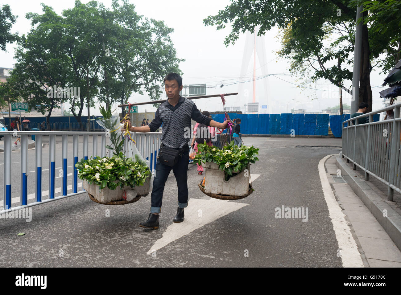China, Chongqing, floristería en las calles Foto de stock