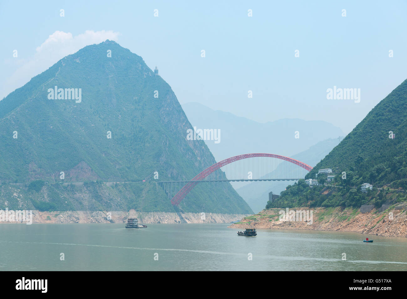 China, Chongqing, crucero por el río Yangtze, vista de la garganta Wu en la desembocadura del Daning en Condado Wushan Foto de stock