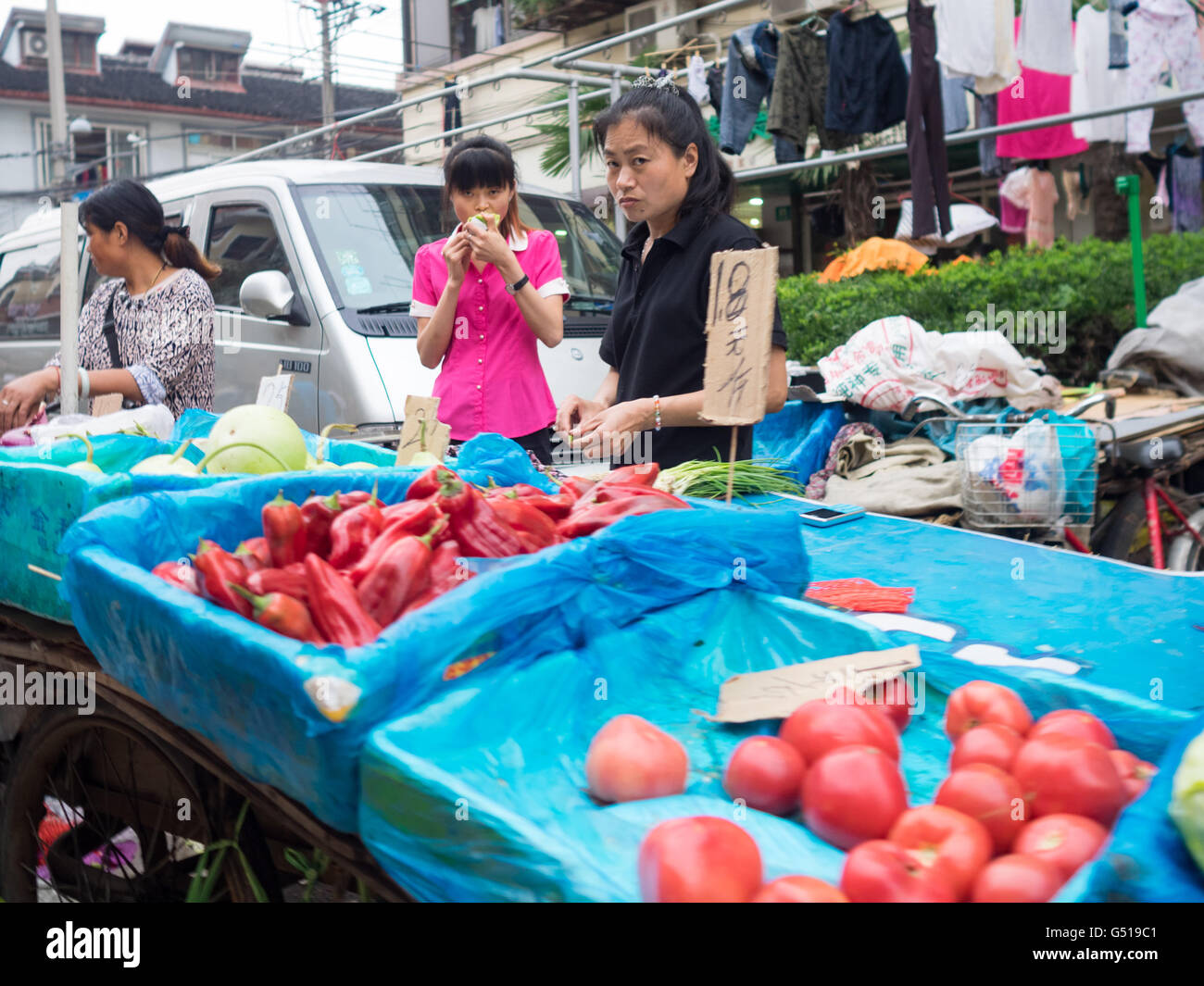 China, Shanghai, el mercado de hortalizas en las calles de Shanghai Foto de stock