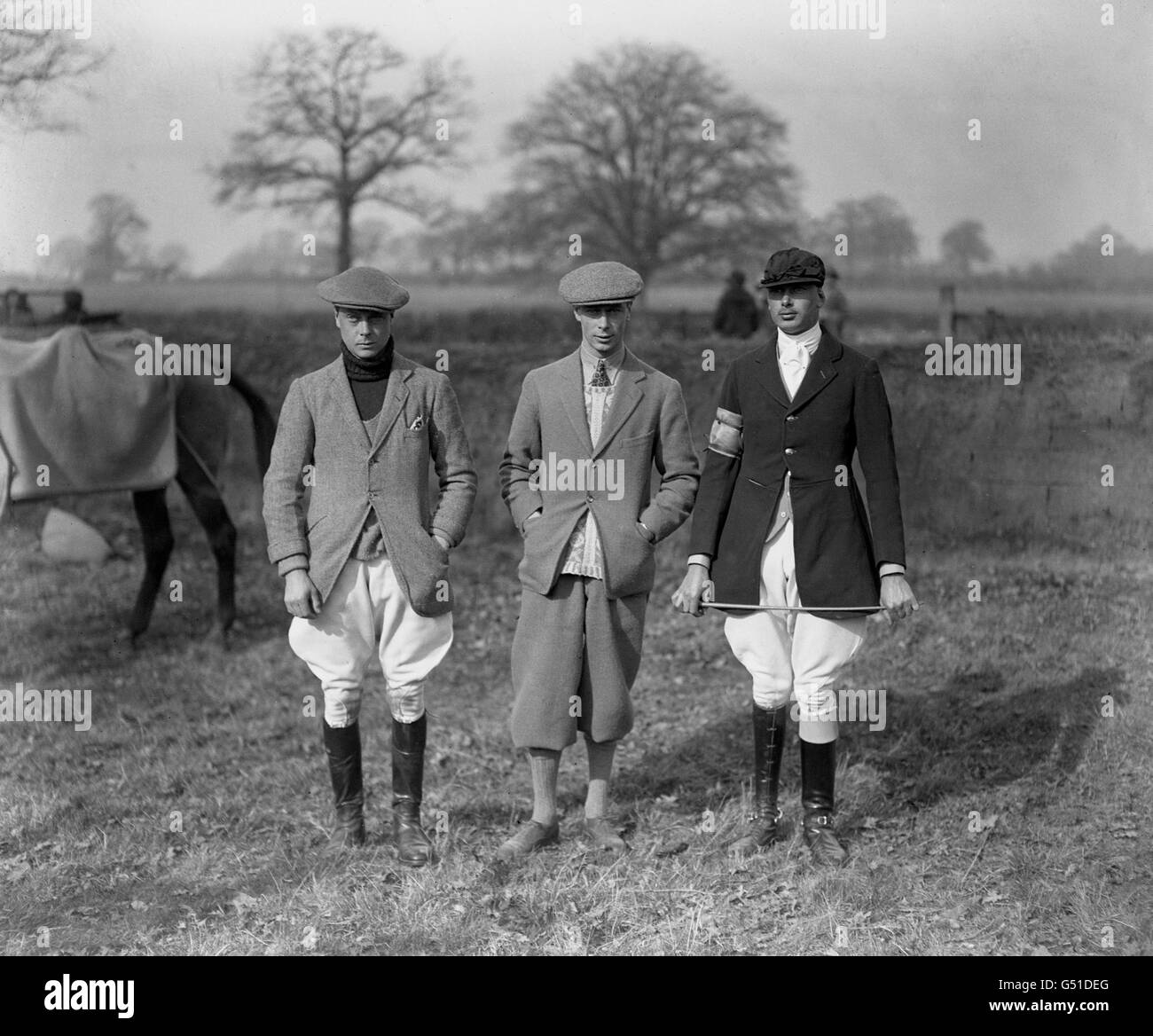 (L-R) El Príncipe de Gales (más tarde Eduardo VIII y Duque de Windsor), el Duque de York (más tarde George VI) y el Príncipe Enrique de Gloucester en Arborfield Cross, donde los dos príncipes compitieron en carreras punto a punto. Foto de stock