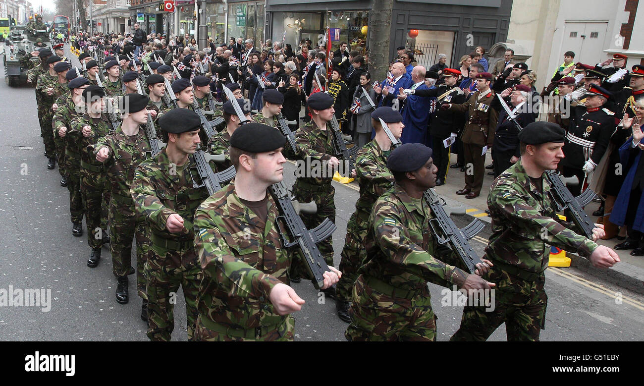 Miembros del Ejército territorial desfilan por Kensington High Street, Londres para celebrar formalmente la contribución de los soldados, muchos de los cuales han participado en operaciones en el extranjero en Irak y Afganistán. Foto de stock