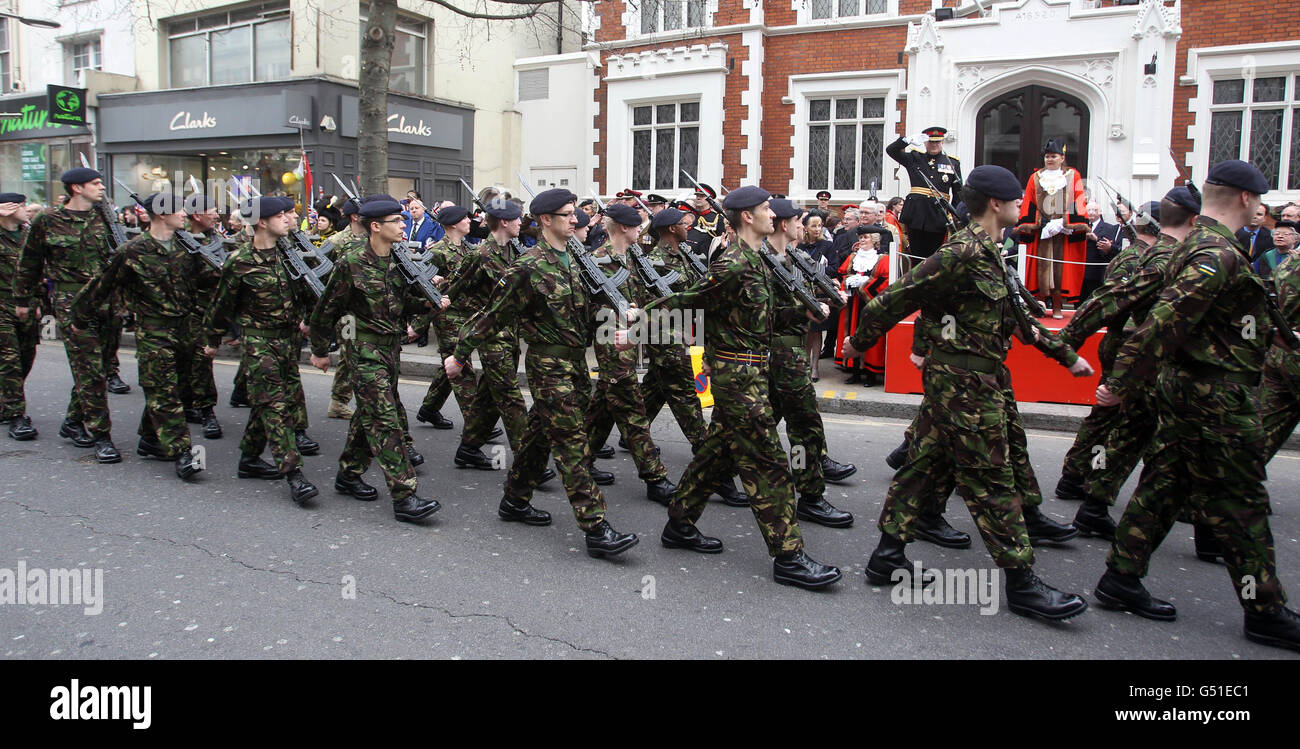 Miembros del Ejército territorial desfilan por Kensington High Street, Londres para celebrar formalmente la contribución de los soldados, muchos de los cuales han participado en operaciones en el extranjero en Irak y Afganistán. Foto de stock