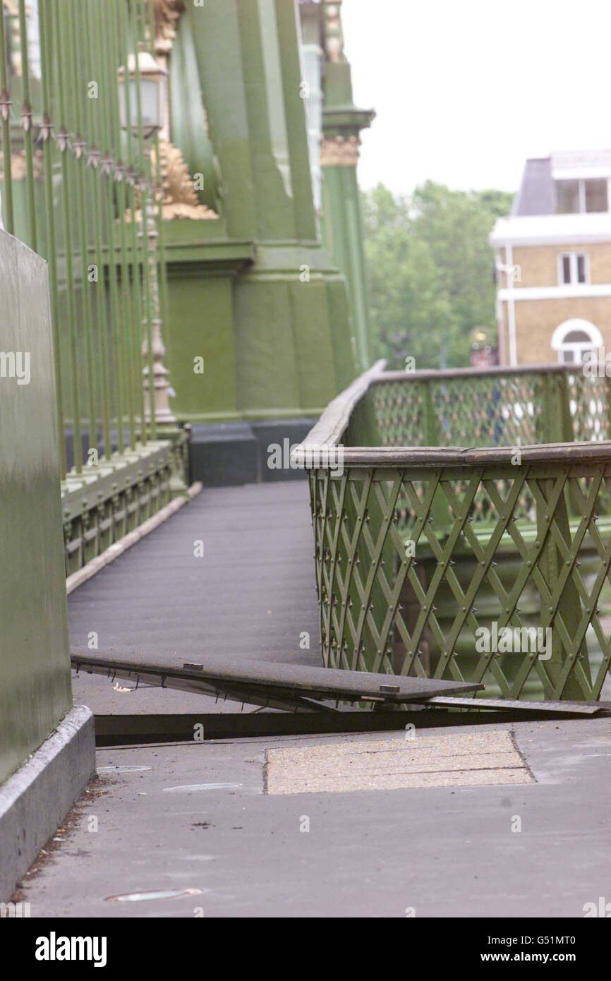 Una cubierta elevada indica la ubicación de una pequeña explosión bajo el puente Hammersmith, en el oeste de Londres, el puente ha sido un objetivo de bomba anteriormente en 1996 cuando una bomba de maletín plantada por el IRA en el mismo lugar no pudo detonar. Foto de stock