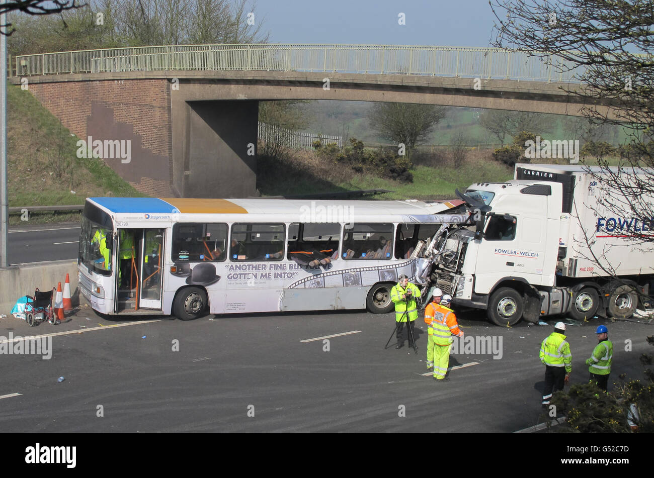 Trabajadores de emergencia en el lugar de un accidente cerca de Frankley Services en la M5 en las Midlands del Oeste, en el que participaron un entrenador y un camión en el que una persona fue asesinada. Foto de stock