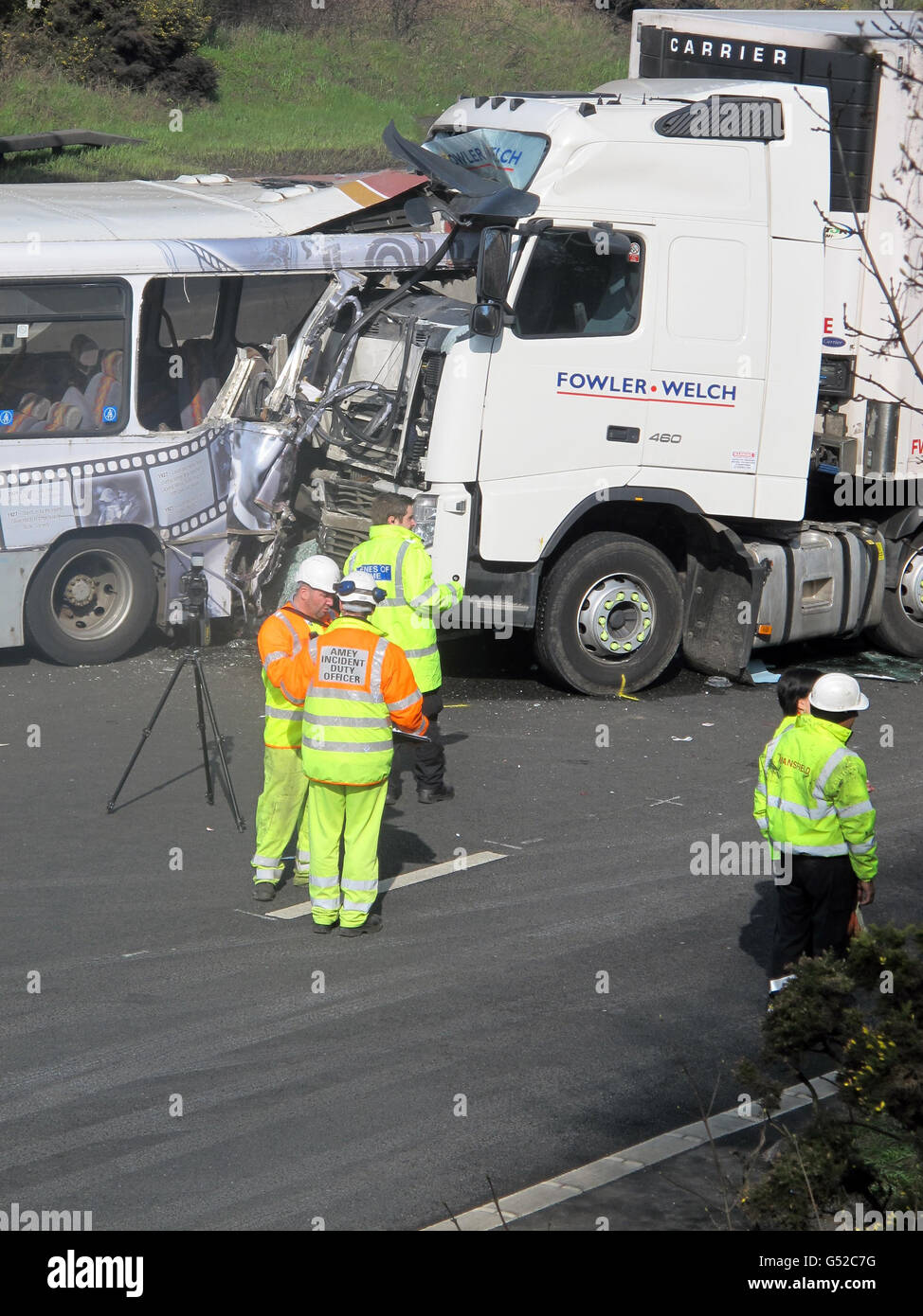 Trabajadores de emergencia en el lugar de un accidente cerca de Frankley Services en la M5 en las Midlands del Oeste, en el que participaron un entrenador y un camión en el que una persona fue asesinada. Foto de stock