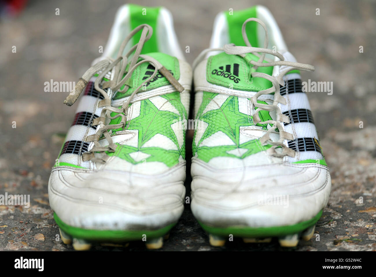 Destreza Ganar control Penetración Detalle de las botas de fútbol Adidas en el campo antes del partido  Fotografía de stock - Alamy