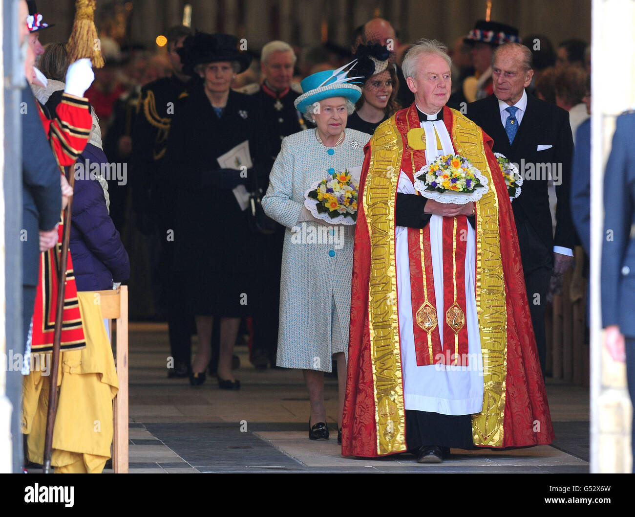 La reina Isabel II y el duque de Edimburgo, seguidos por la princesa Beatrice, salen de York Minster siguiendo el servicio de Royal Maundy. Foto de stock