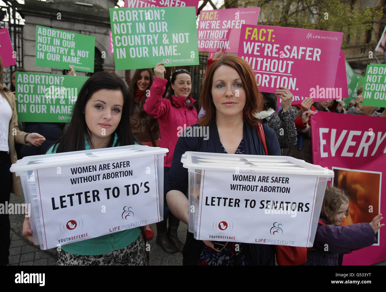 Rebecca Roughneen (izquierda) de Youth Defense y Naimh UI Bhrain del Life Institute participan en un piquete en las afueras de Leinster House, Dublín, antes de un debate programado para el Dail sobre un proyecto de ley de miembros privados propuesto por Clare Daly y Mick Wallace que busca legalizar el aborto en Irlanda. Foto de stock