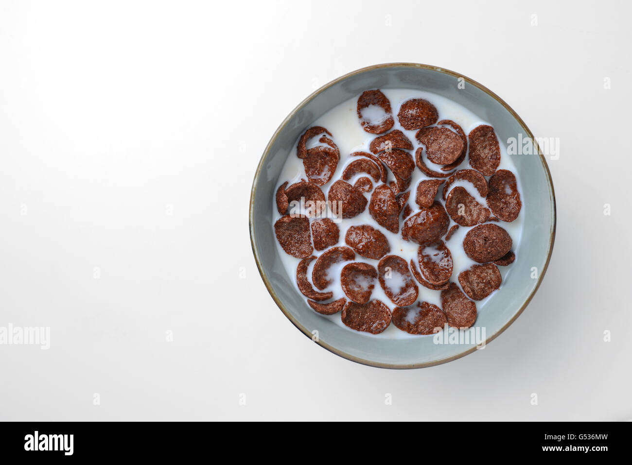 Chocolate con leche, cereales para el desayuno Foto de stock