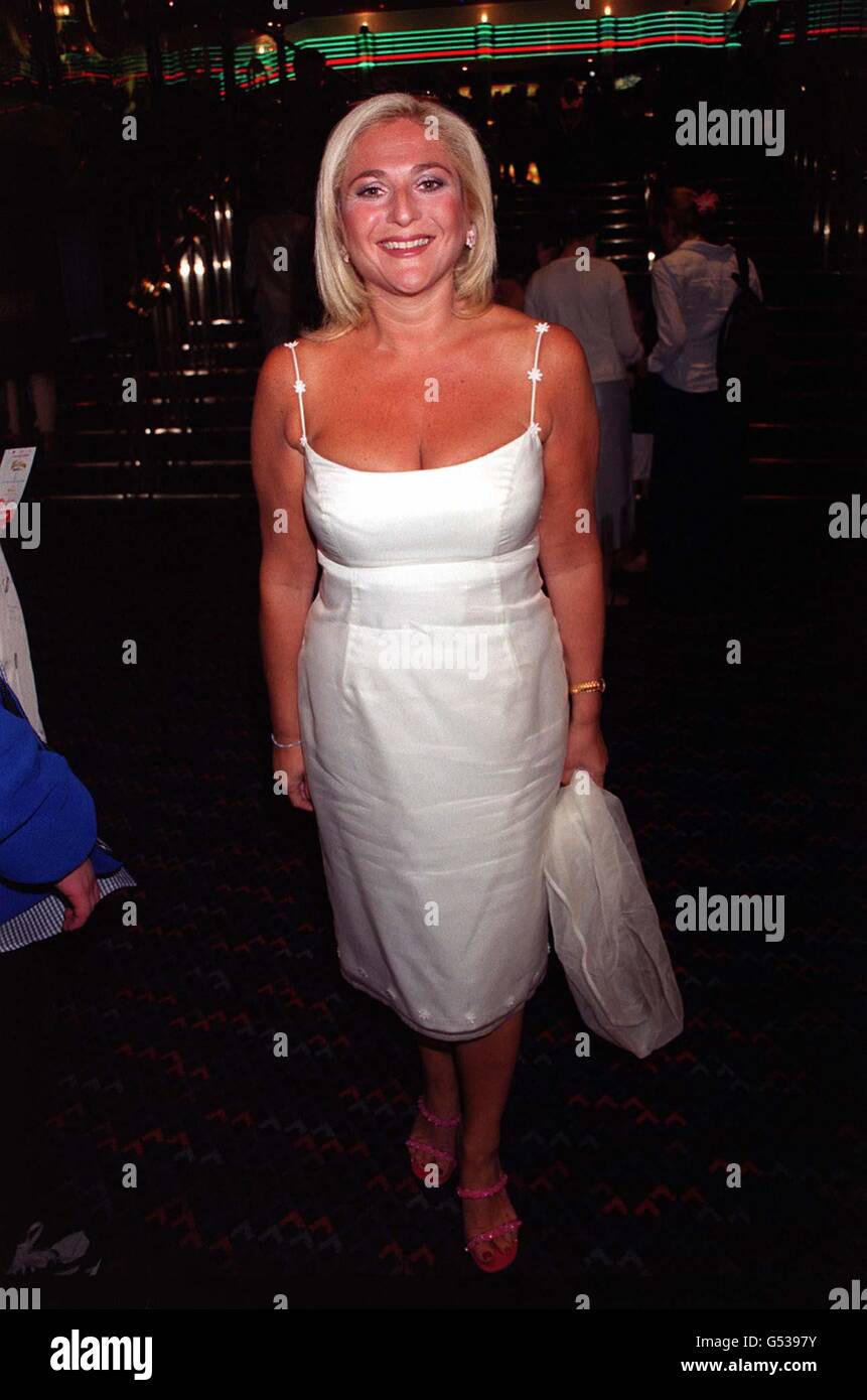 La presentadora de televisión Vanessa Feltz llega al estreno de gala del Reino Unido de la película 'The Flintstones in Viva Rock Vegas' en el cine Empire en Leicester Square, en Londres. Foto de stock