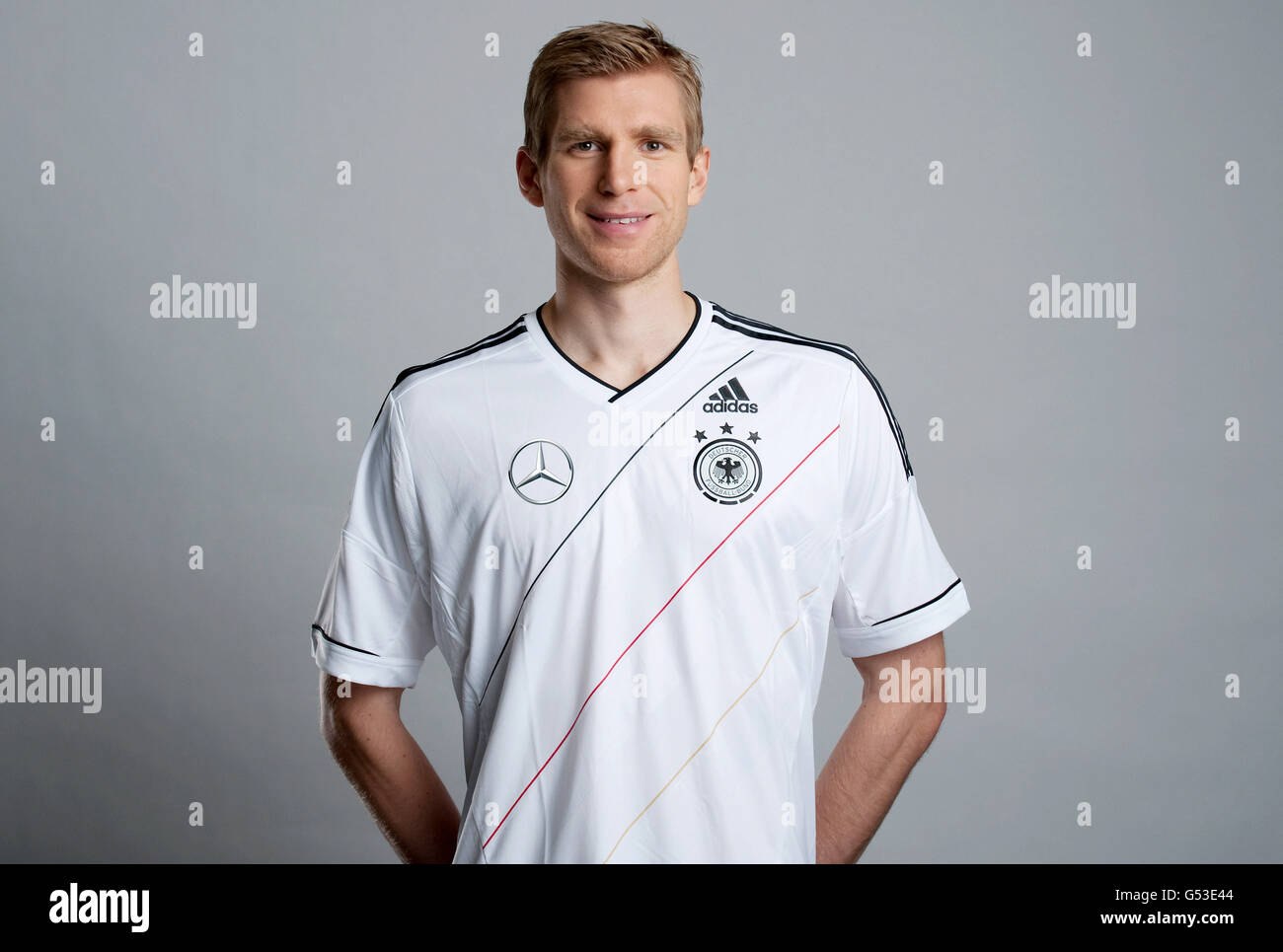 Per Mertesacker, en la sesión de fotografía de retrato oficial de los hombres alemanes del equipo nacional de fútbol, el 14.11.2011, Hamburgo Foto de stock