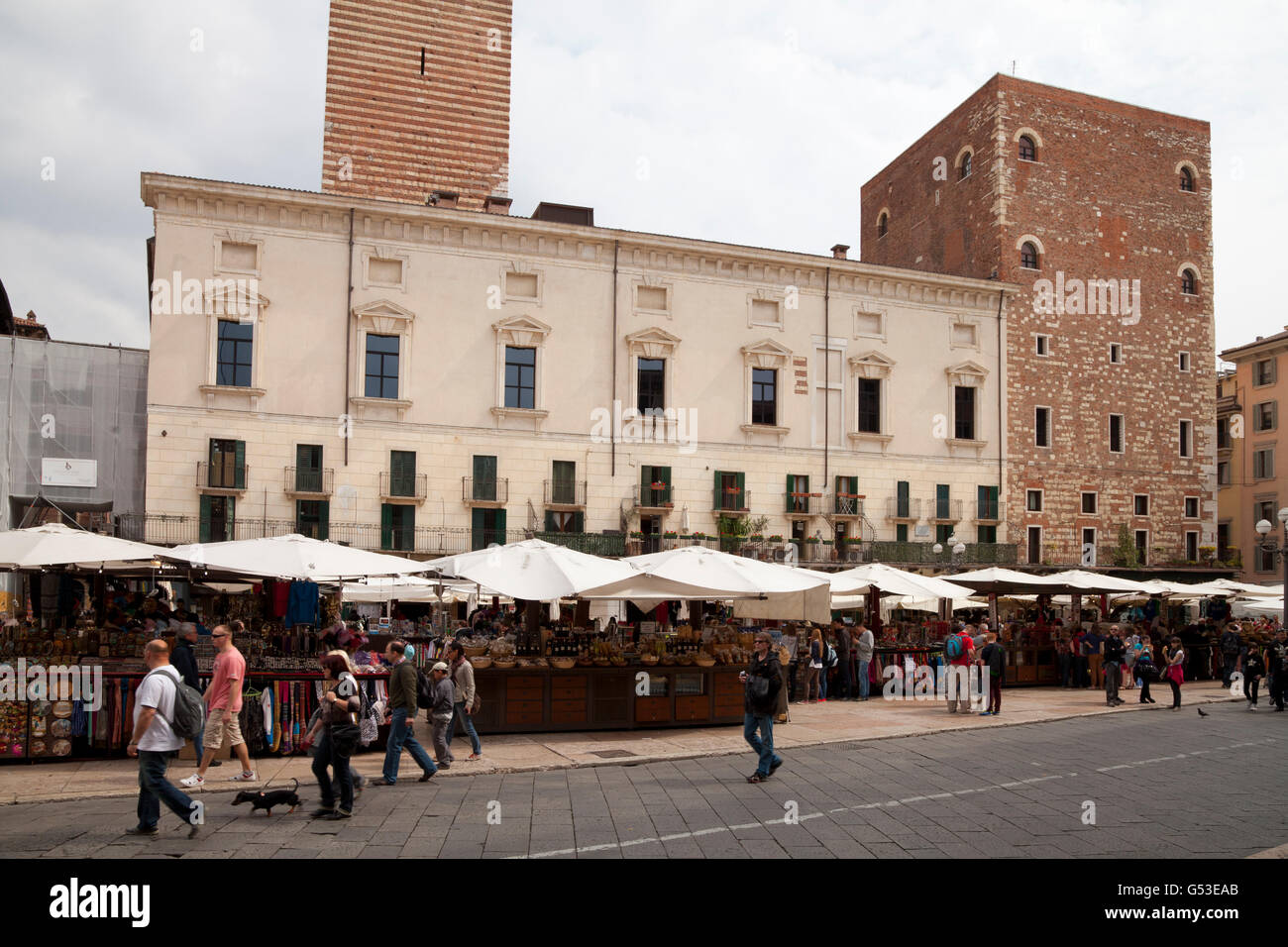 La Piazza delle Erbe, Verona, Véneto, Italia, Europa PublicGround Foto de stock