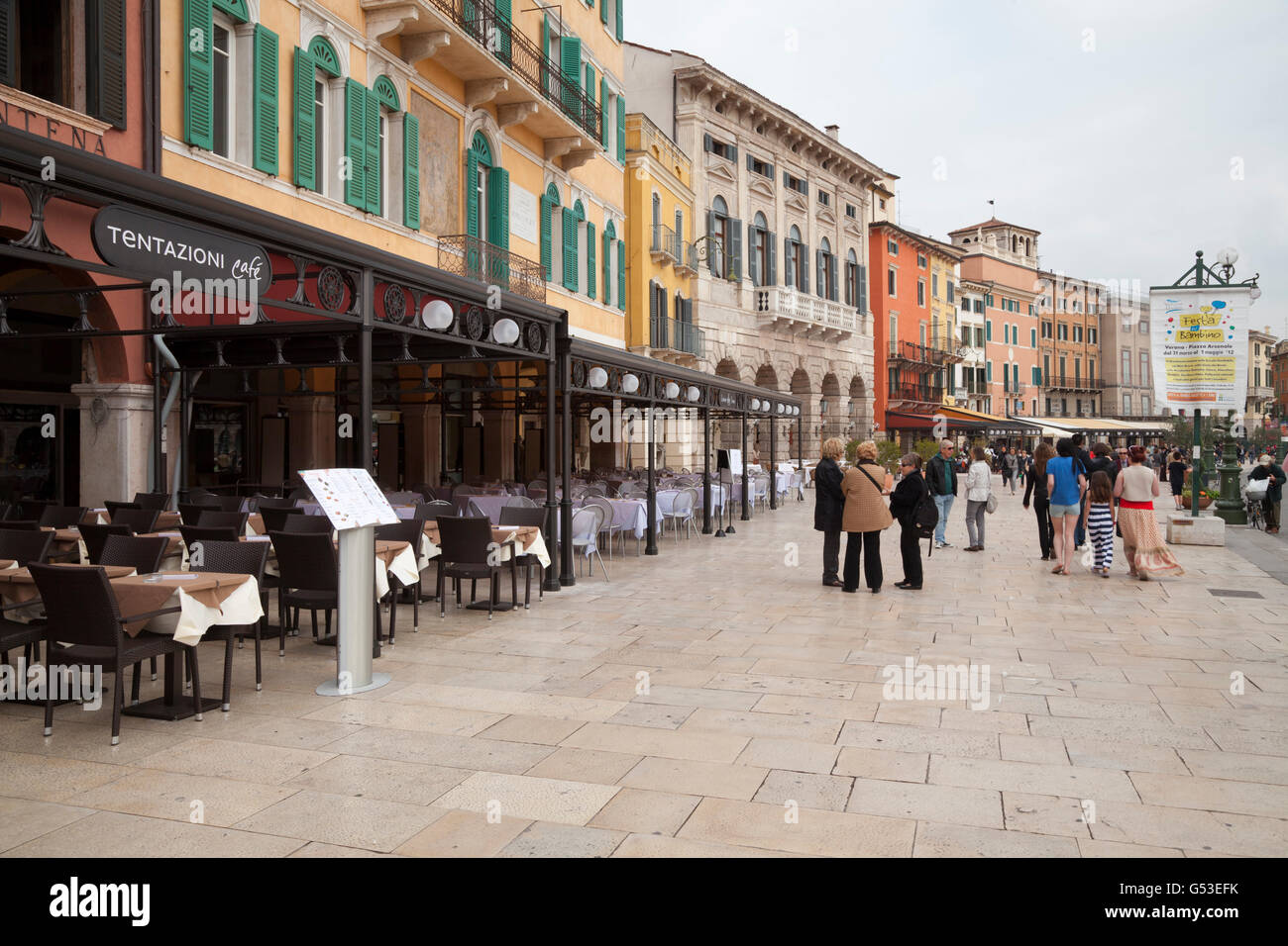 Restaurantes en la Piazza Bra, Verona, Véneto, Italia, Europa PublicGround Foto de stock
