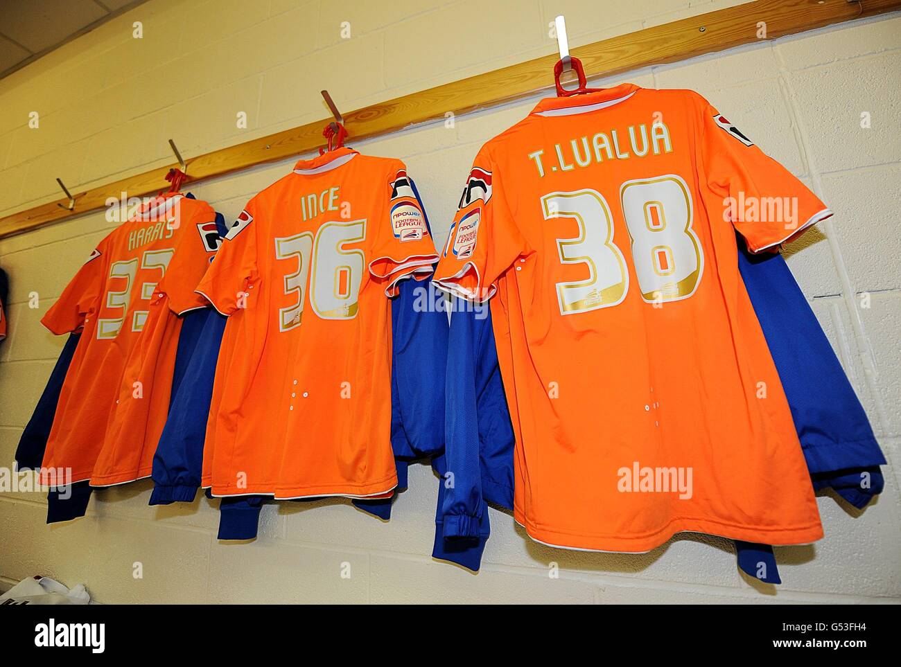 Las camisas de de Blackpool colgando en los vestuarios antes del despegue Fotografía de stock - Alamy