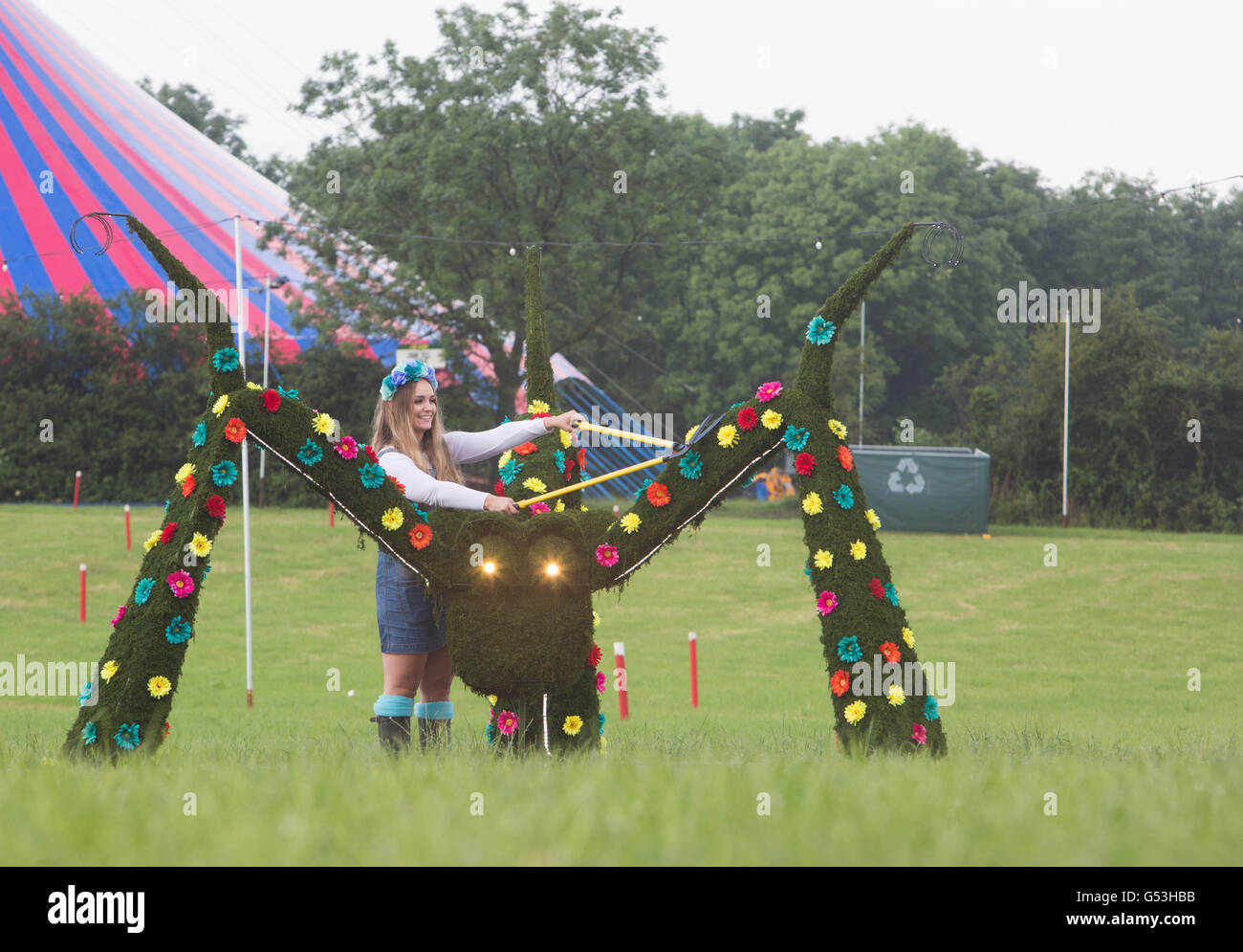 Demi Mantell utiliza el último punto de conexión WiFi 4G de EE, creado utilizando topiary para parecerse a Arcadia Spider de Glastonbury, que se ha presentado en la granja de meritorios de Somerset como preparación para el festival Glastonbury. Foto de stock