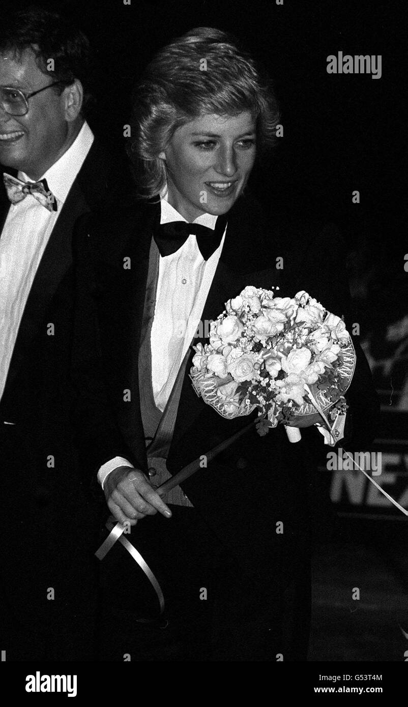 PRINCESA EN TUXEDO 1988: La Princesa de Gales, usando una chaqueta de cena negra con pajarita y chaleco verde esmeralda, asiste a una reunión de carreras de galgos en el Estadio Wembley en ayuda del Ballet de la Ciudad de Londres, del que es patrona, Foto de stock