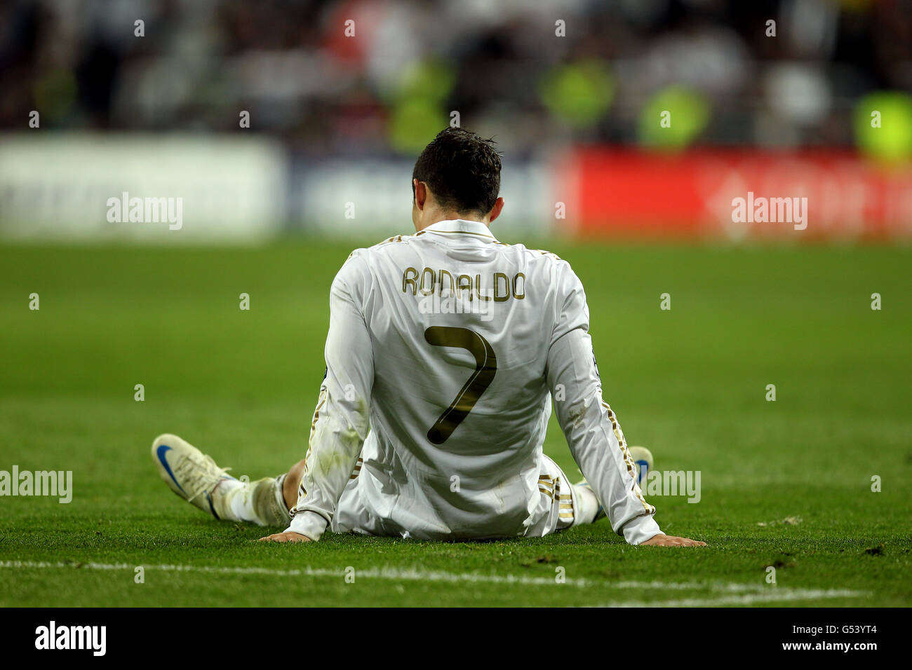 Cristiano Ronaldo del Real Madrid se hunde en el suelo del silbato a tiempo  completo mientras el partido pasa a tiempo extra Fotografía de stock - Alamy