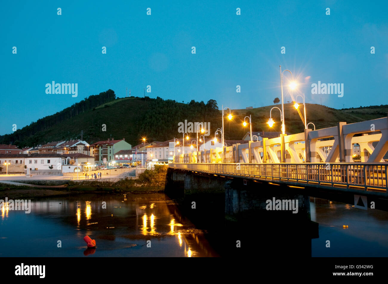 Puente sobre el río Deva y vista de Unquera en la noche. Cantabria, España. Foto de stock