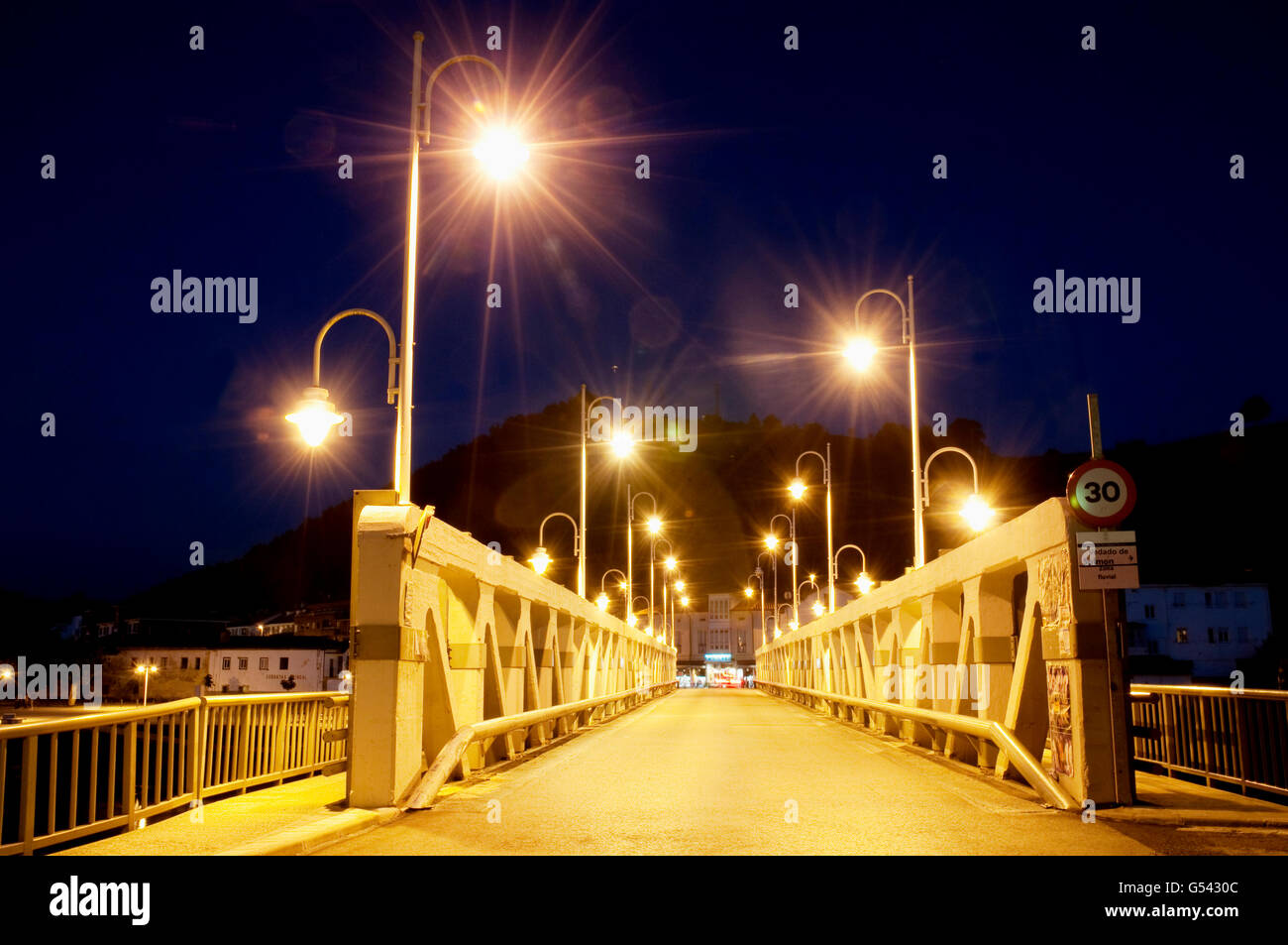 Puente sobre el río Deva, vista nocturna. Bustio, Asturias, España. Foto de stock