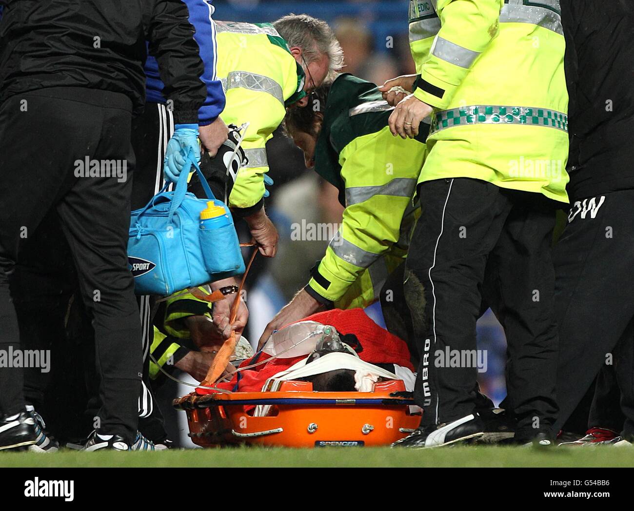 Fútbol - Barclays Premier League - Chelsea contra Newcastle United - Stamford Bridge. Cheick Tiote de Newcastle United es colocado en una camilla por el personal médico antes de ser llevado fuera del campo Foto de stock