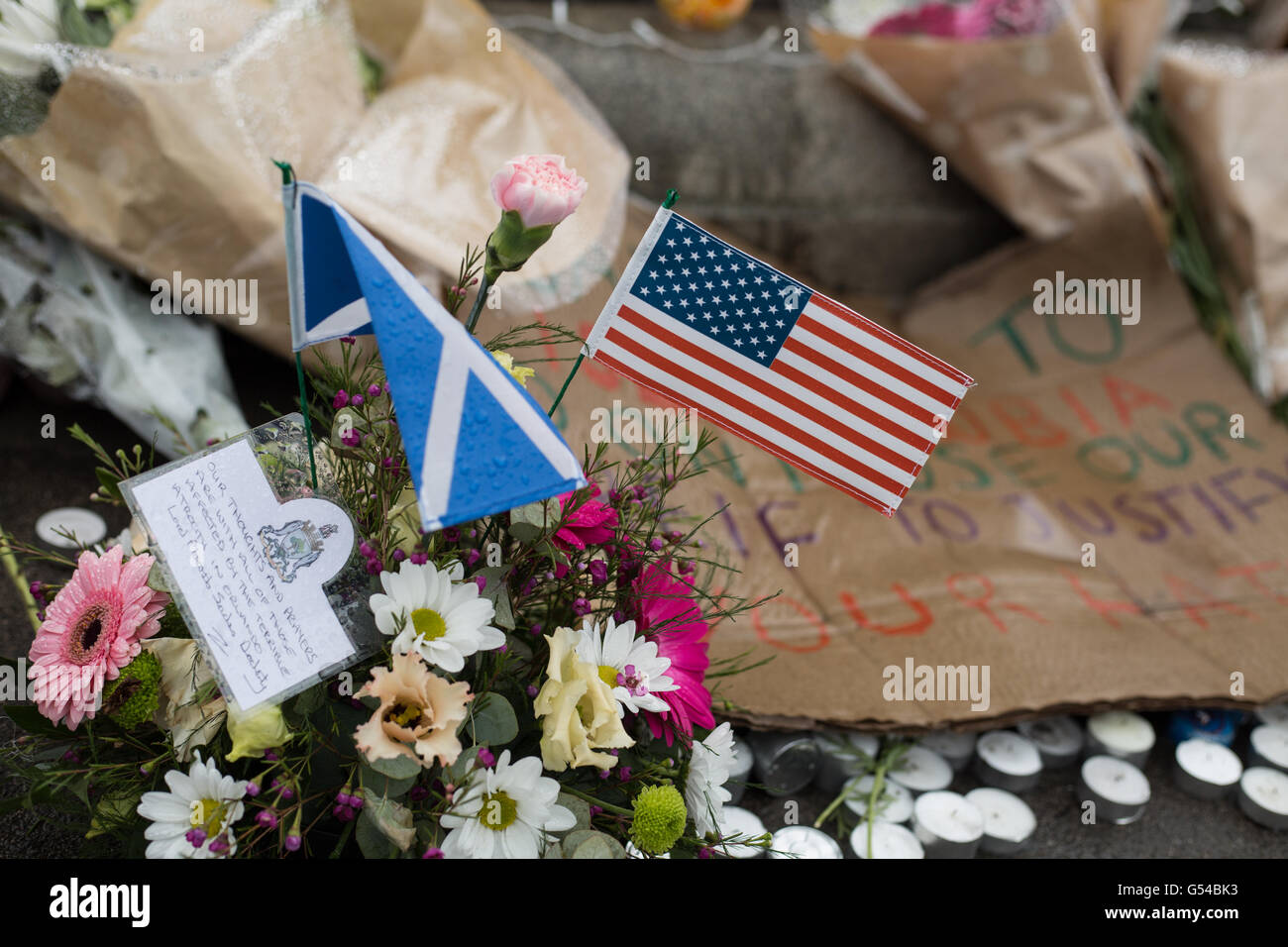 Flores y homenajes a las víctimas de Orlando, Florida, discoteca LGBT la filmación, en George Square, en Glasgow, Escocia, 2016 Foto de stock