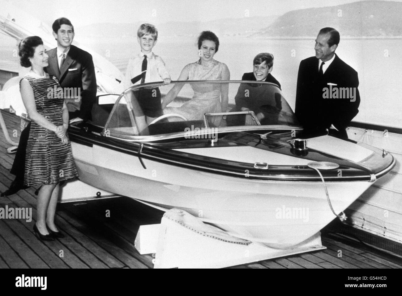 La Reina Isabel II, el Príncipe de Gales, el Príncipe Eduardo, la Princesa Ana, el Príncipe Andrés y el Duque de Edimburgo a bordo del Royal Yacht Britannia durante una visita a Noruega. Es la fotografía utilizada en la tarjeta de Navidad personal de la Reina. Foto de stock