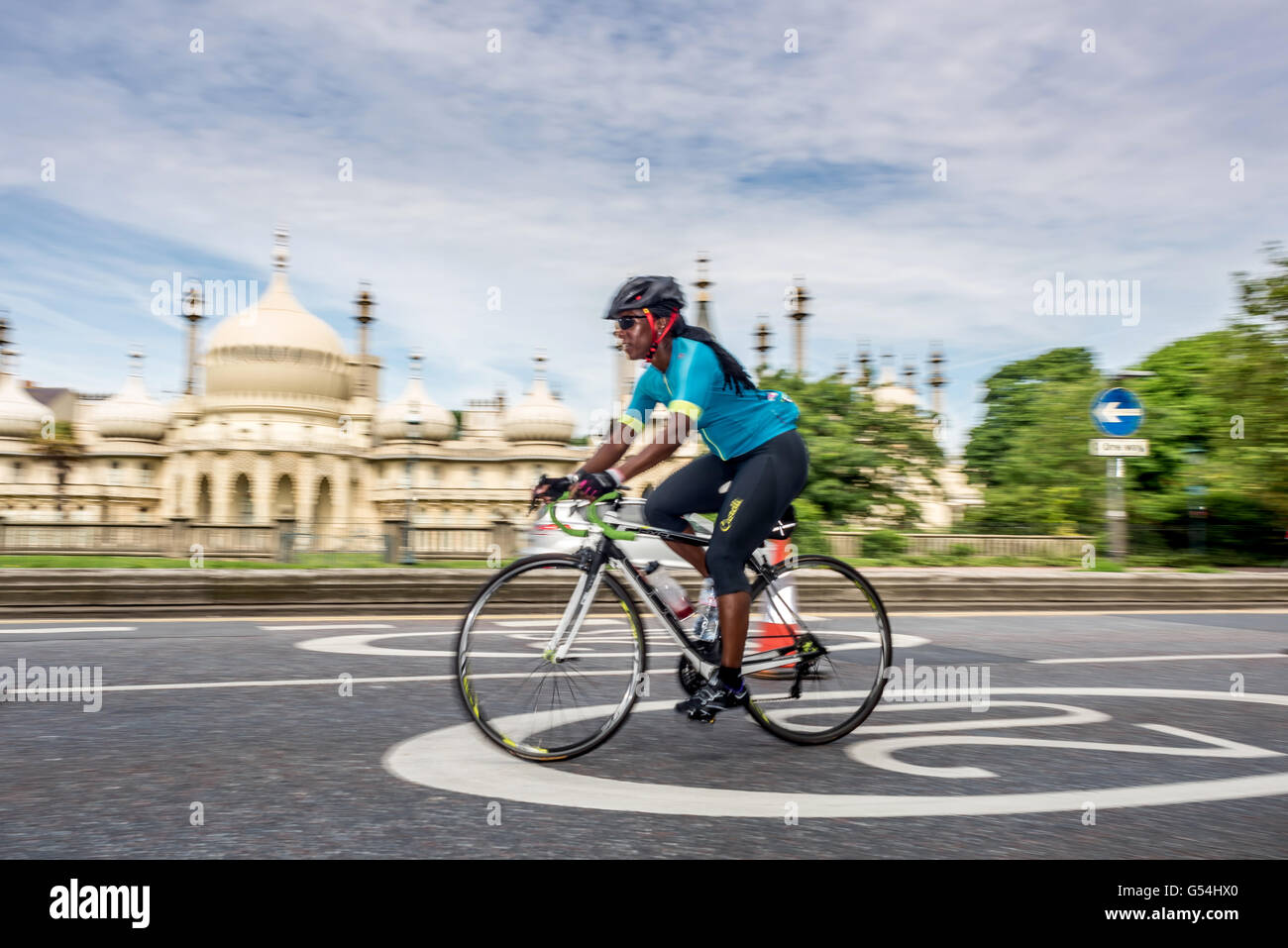 Los ciclistas llegan en Brighton después de sus 54 millas de viaje desde Clapham Common en el anual de Londres a Brighton en bici. Foto de stock
