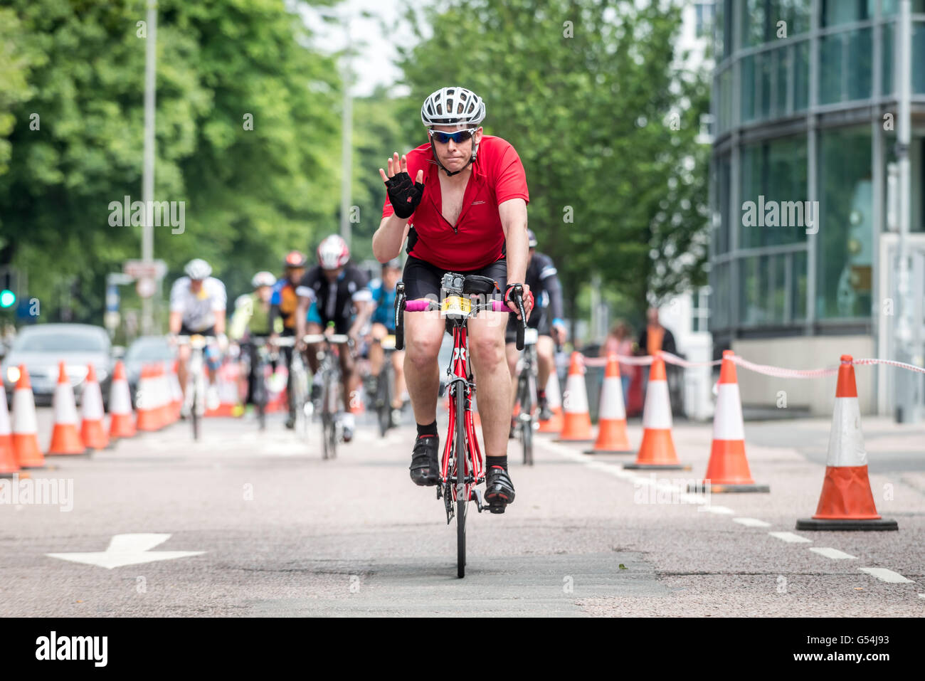 Los ciclistas llegan en Brighton después de sus 54 millas de viaje desde Clapham Common en el anual de Londres a Brighton en bici. Foto de stock