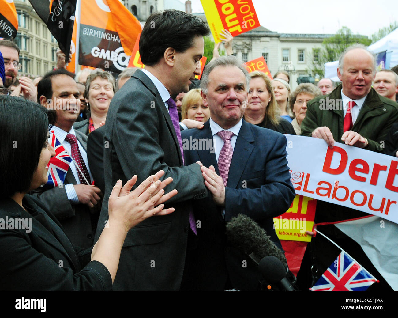 El líder laborista Ed Miliband felicita al líder del Grupo laborista Sir Albert Bore (derecha) en Victoria Square, Birmingham, después de que el Partido Laborista haya logrado avances significativos en las elecciones locales de mitad de período. Foto de stock