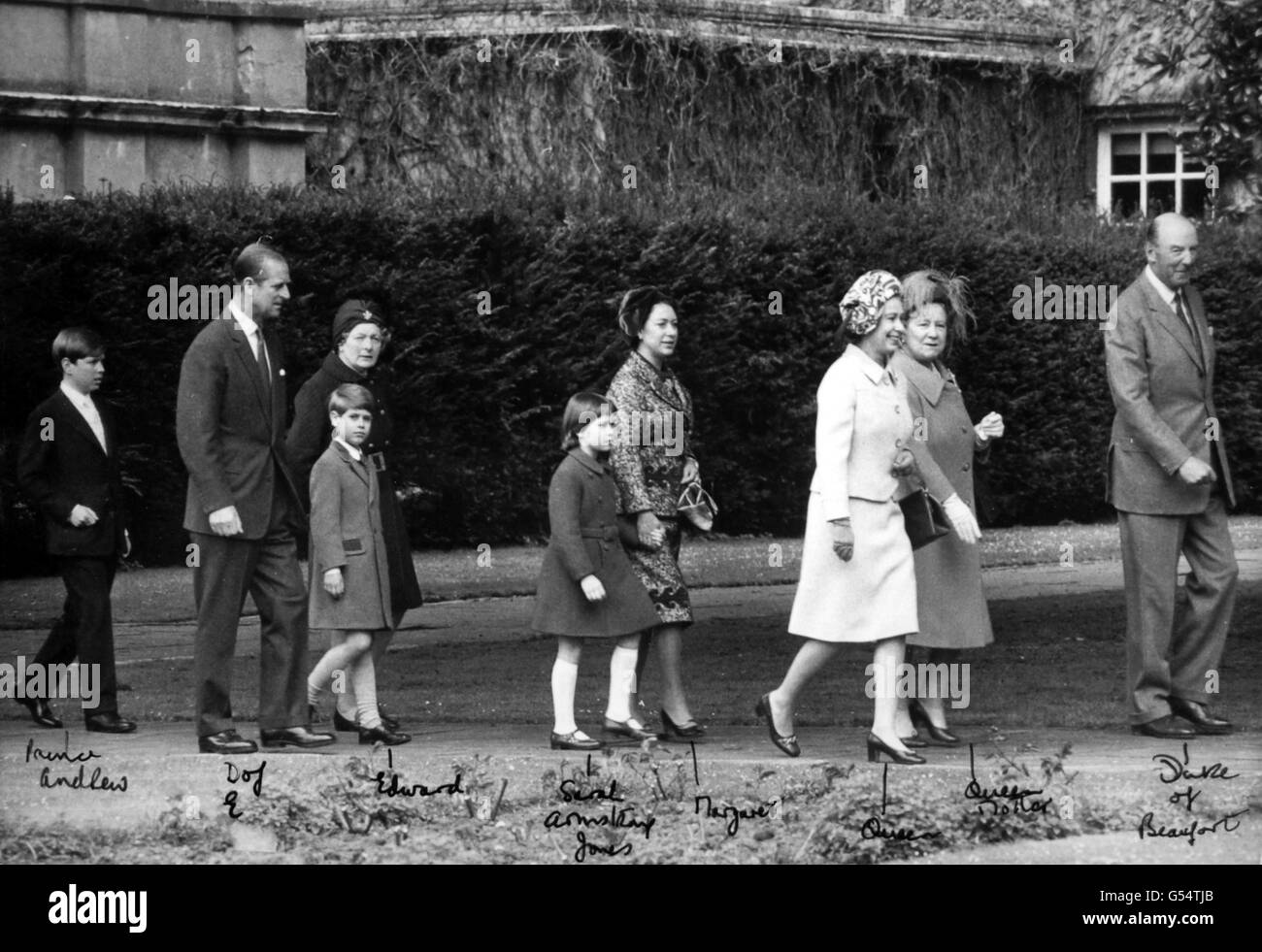 La familia real va a la iglesia de Badminton. De izquierda a derecha; el Príncipe Andrés, el Duque de Edimburgo, la Duquesa de Beaufort, el Príncipe Eduardo, la Señora Sarah Armstrong-Jones, la Princesa Margaret, la Reina Isabel II, La Reina Madre y el Duque de Beaufort. Foto de stock