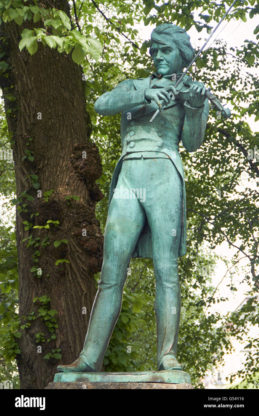 Estatua de bronce del compositor Ole Bull en su ciudad natal, Bergen, Noruega Foto de stock