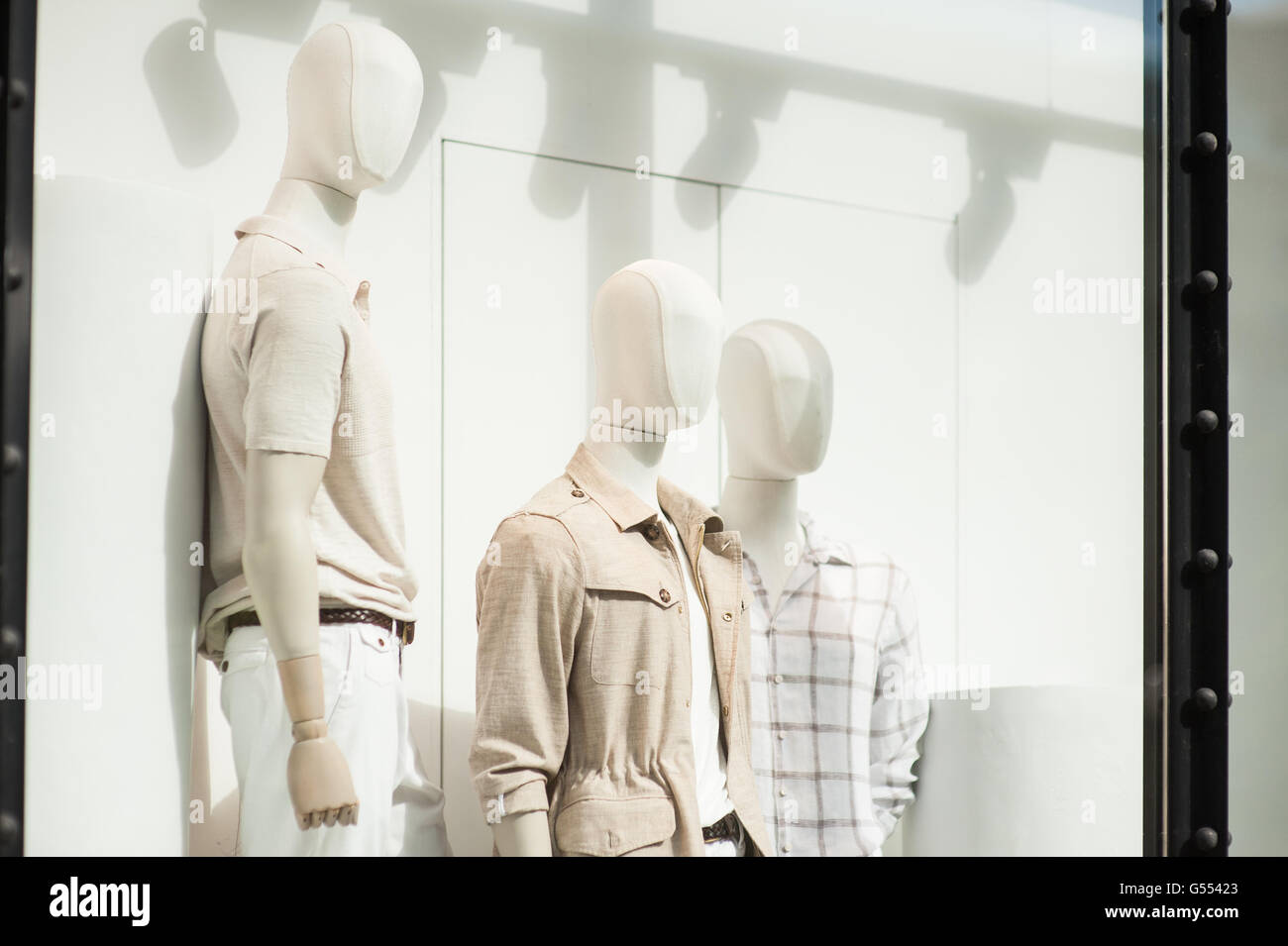 Escaparate De Tiendas Ropa Hombre Fotos e Imágenes de stock - Alamy