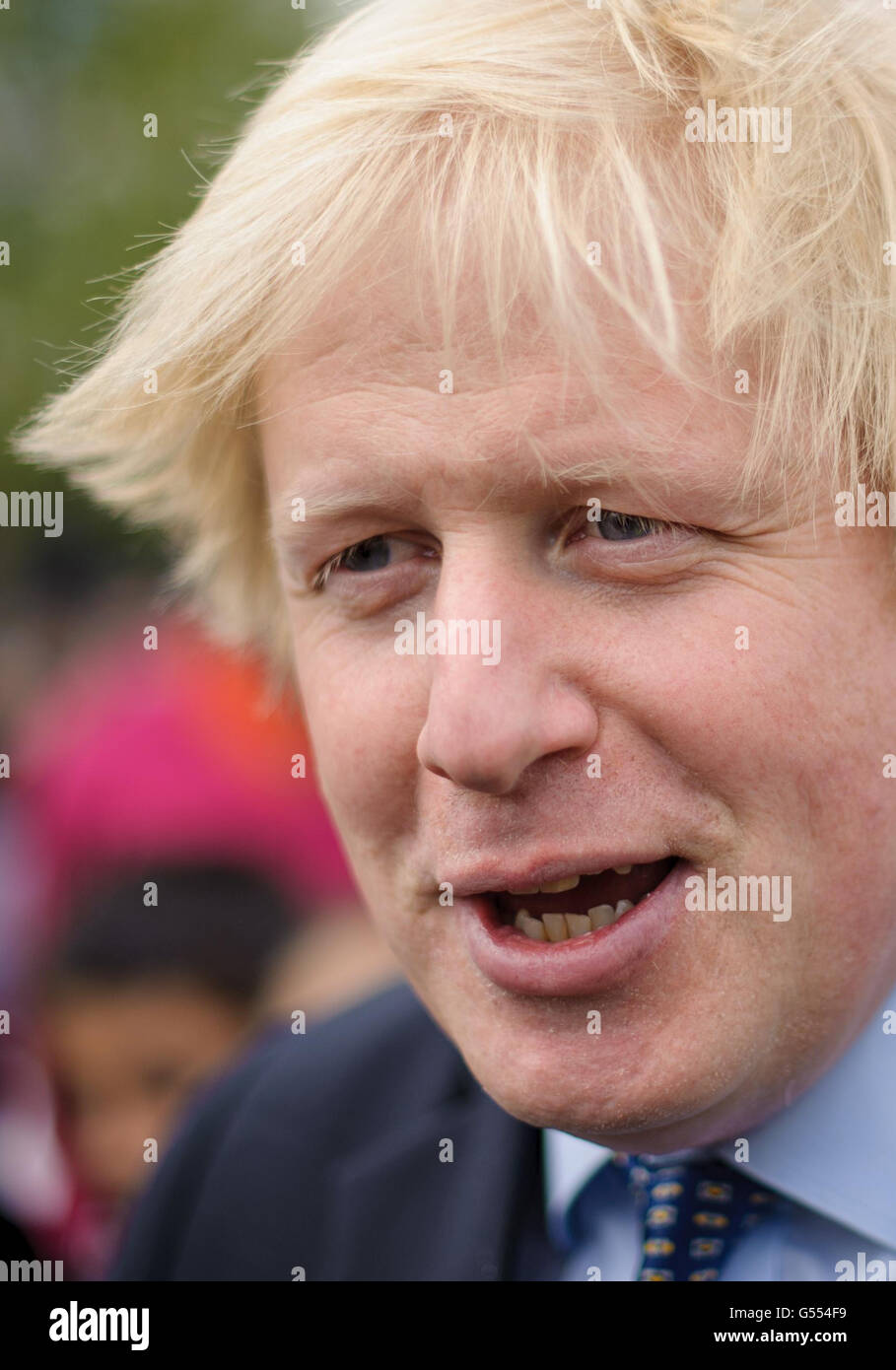 Alcalde de Londres Boris Johnson en la ceremonia de clausura de la caminata benéfica de la Asociación Musulmana Ahmadiyya en la Torre de Londres en el centro de Londres. Foto de stock