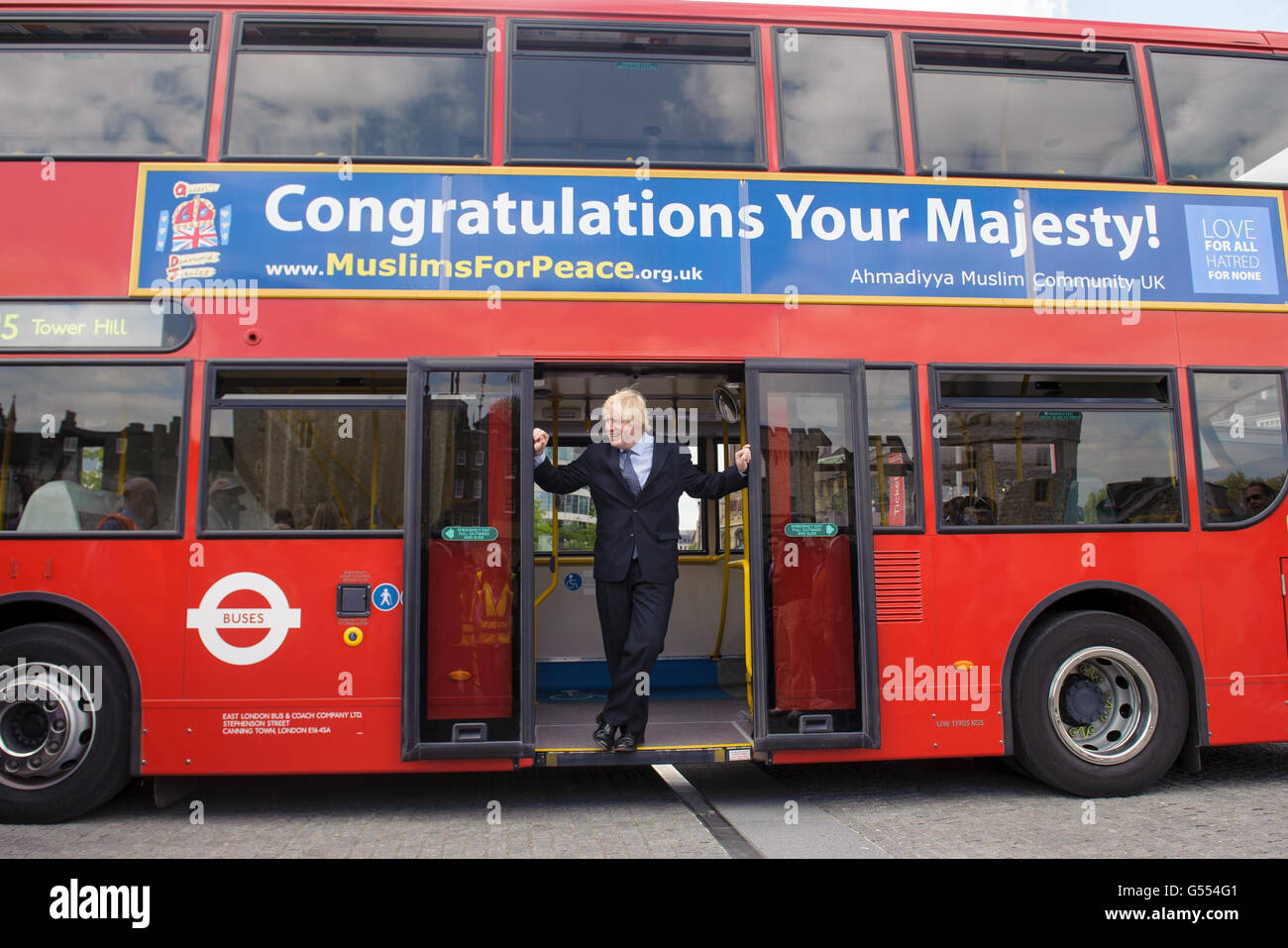 Alcalde de Londres Boris Johnson con uno de los 100 autobuses de Londres patrocinados por la Asociación Musulmana Ahmadiyya UK, para honrar el Jubileo de Diamante de la Reina, desvelado en la ceremonia de clausura de la caminata benéfica de la Asociación Musulmana Ahmadiyya en la Torre de Londres en el centro de Londres. Foto de stock