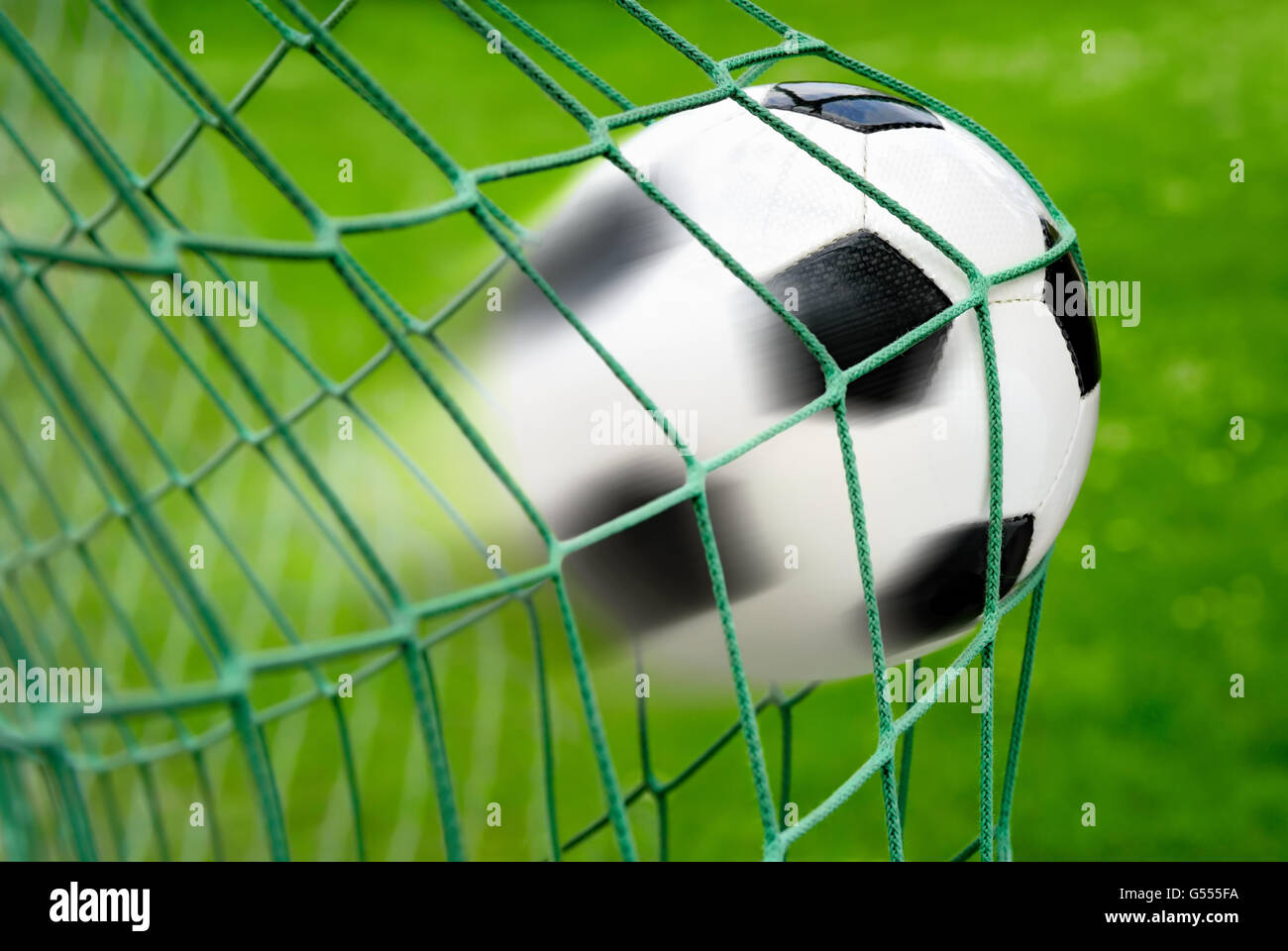 El fútbol o el gol, con la pelota dejando un rastro en el aire como un efecto de desenfoque de movimiento dinámico Foto de stock