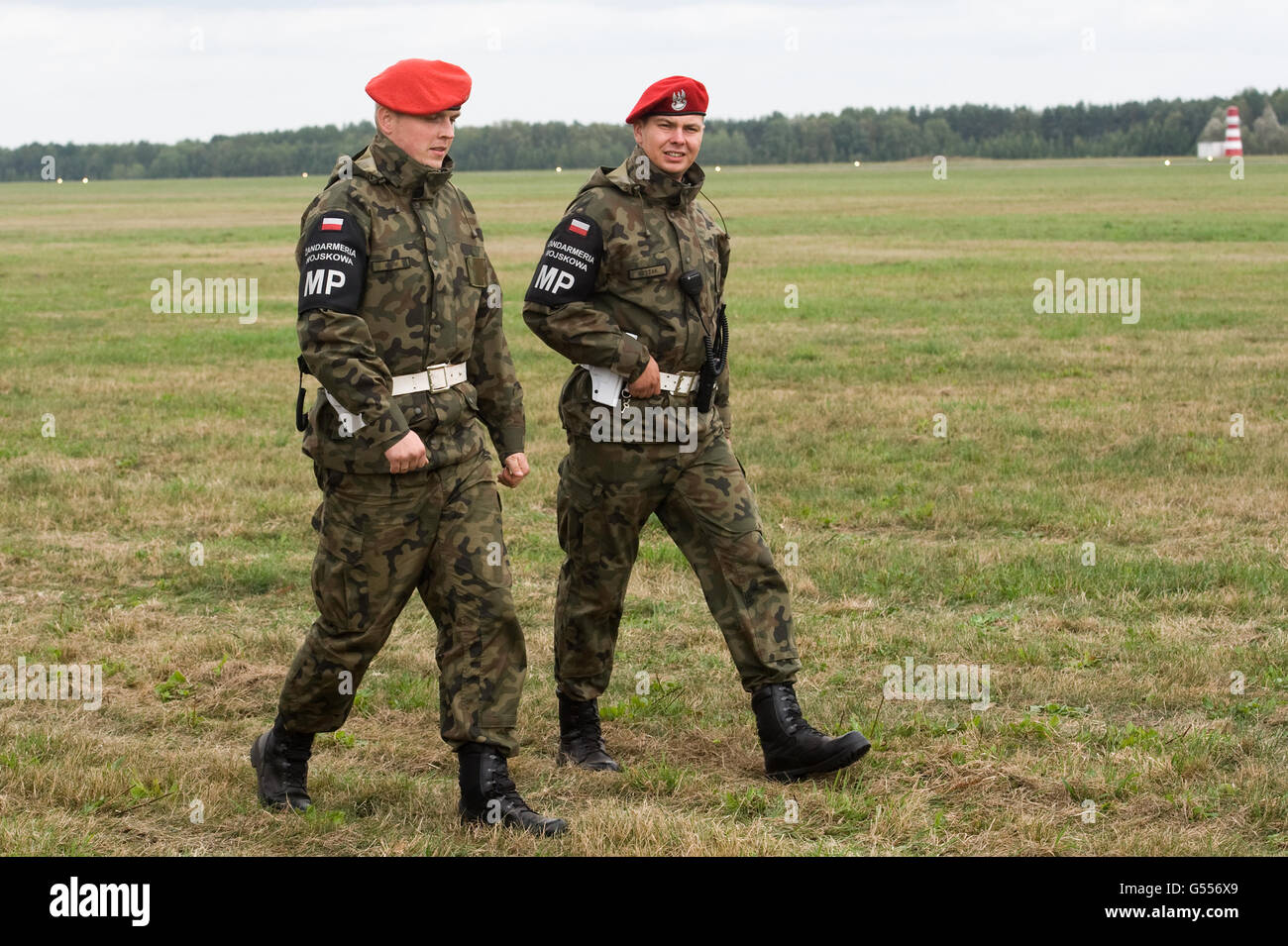 Lask, Polonia. 26 de septiembre de 2015. Dos soldados de la policía militar polaco ilustra a la 32ª Base Aérea en Lask, Polonia. ©Marcin Ro Foto de stock