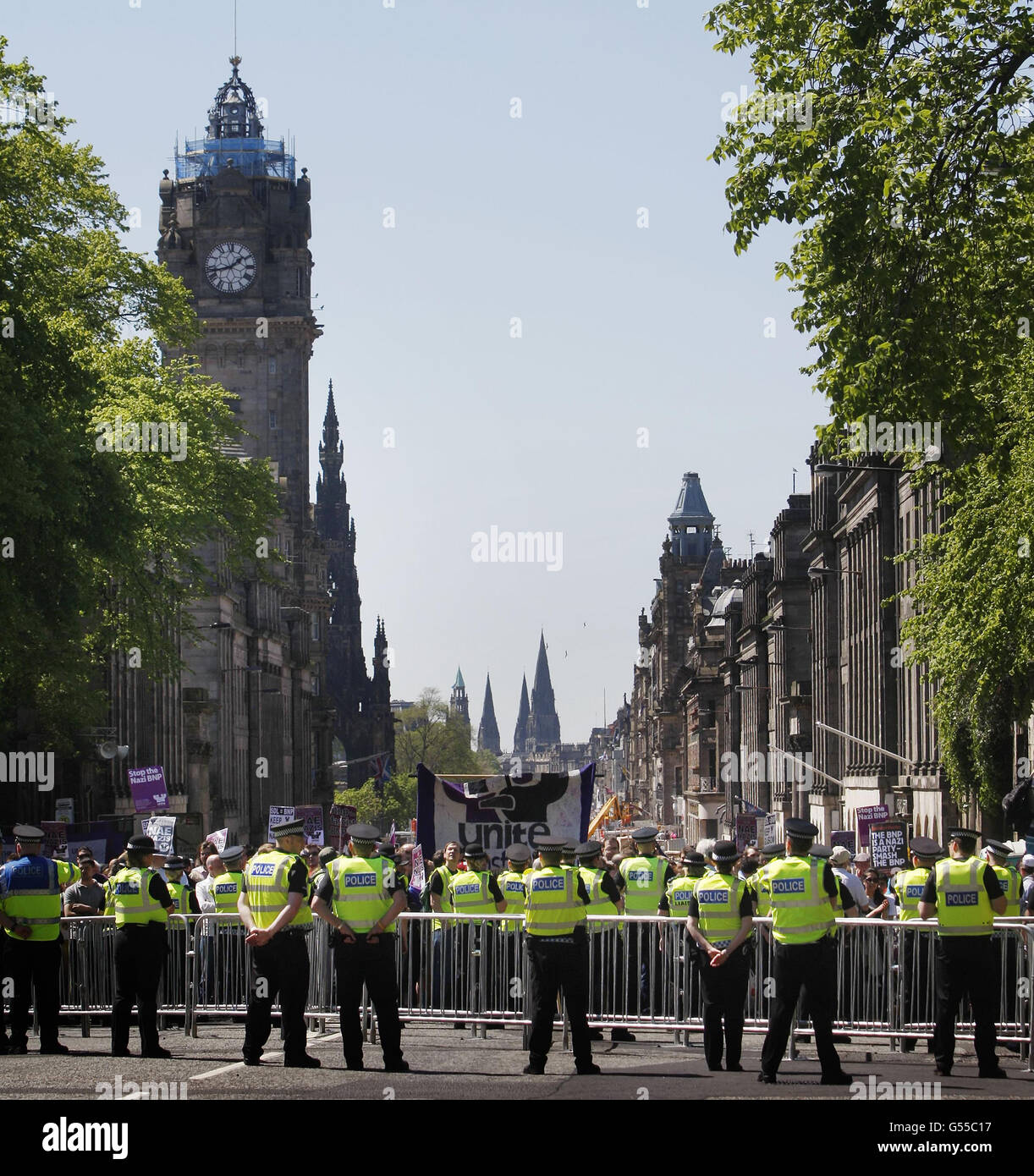 Miembros de la Unid Against Fascism durante una manifestación en Edimburgo. Foto de stock
