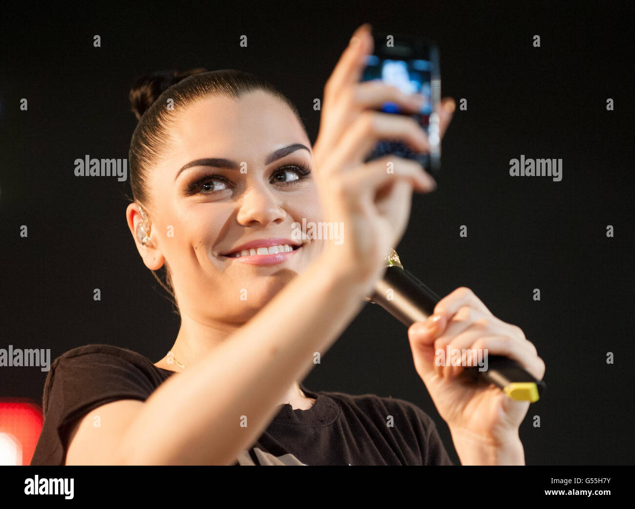 Jessie J se filma cantando con el teléfono móvil BlackBerry de un fan mientras actúa en HMV, en Oxford Street, en el centro de Londres, como parte del evento de una semana de duración "Music is Great". Foto de stock