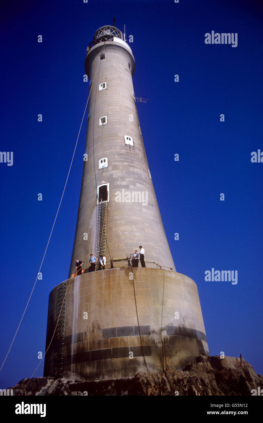 Relieve de los cuidadores en el faro de Bishop Rock, situado en el extremo más occidental de las islas de Scilly Foto de stock