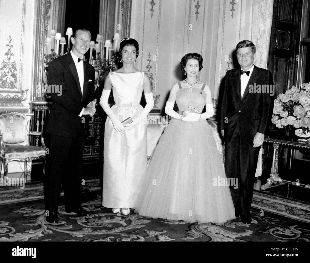 El presidente estadounidense John Kennedy (derecha) y su esposa Jacqueline (segunda izquierda) fotografiados con la reina Isabel II (segunda derecha) y el duque de Edimburgo en el Palacio de Buckingham, en Londres. Foto de stock