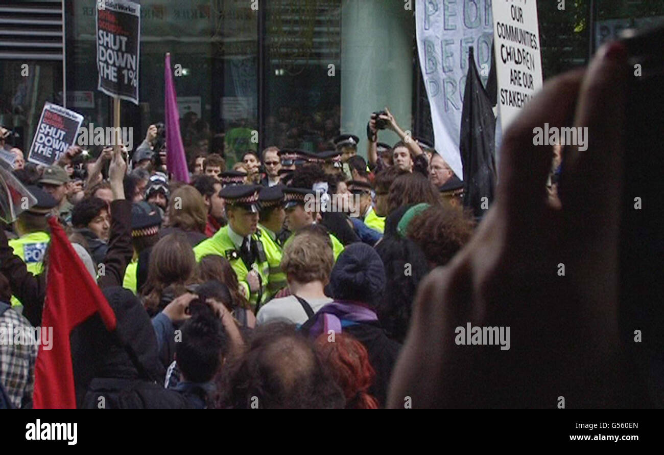 Manifestantes policiales y anticapitalismo del movimiento Ocupa durante una protesta en Fetter Lane, en la ciudad de Londres. Foto de stock