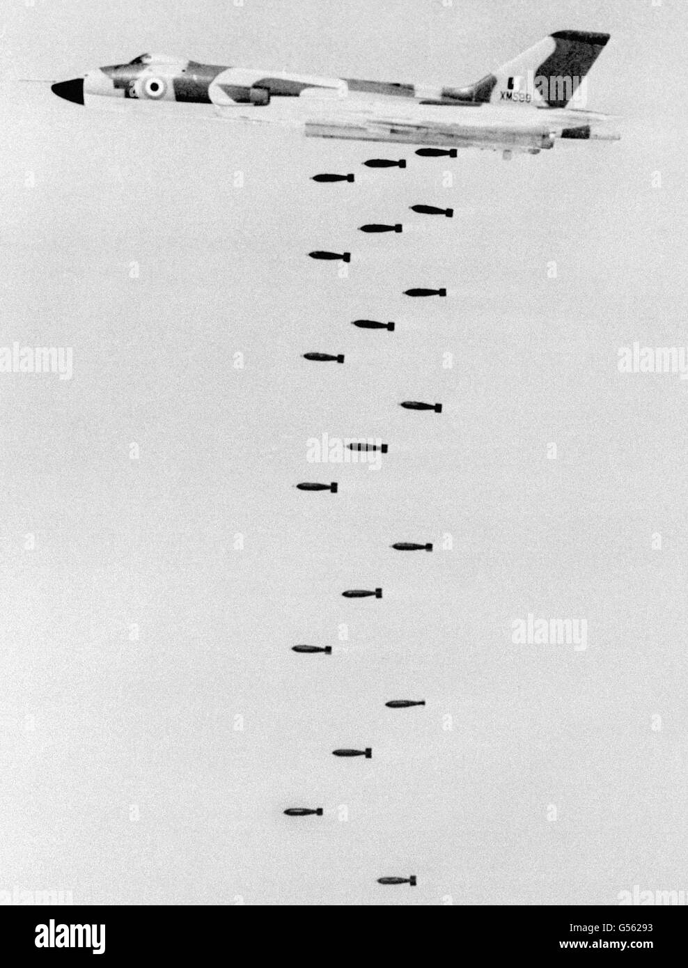 Una imagen de entrenamiento de un Avro Vulcan, el primer bombardero estratégico del mundo de configuración de ala delta, capaz de transportar 21 bombas en un alcance considerable y atacar con precisión por la noche o en cualquier clima desde un nivel bajo. Los reactores Vulcan y Sea Harrier bombardearon con éxito la pista de aterrizaje del puerto Stanley, Islas Malvinas, en dos ataques anteriores al amanecer. Foto de stock