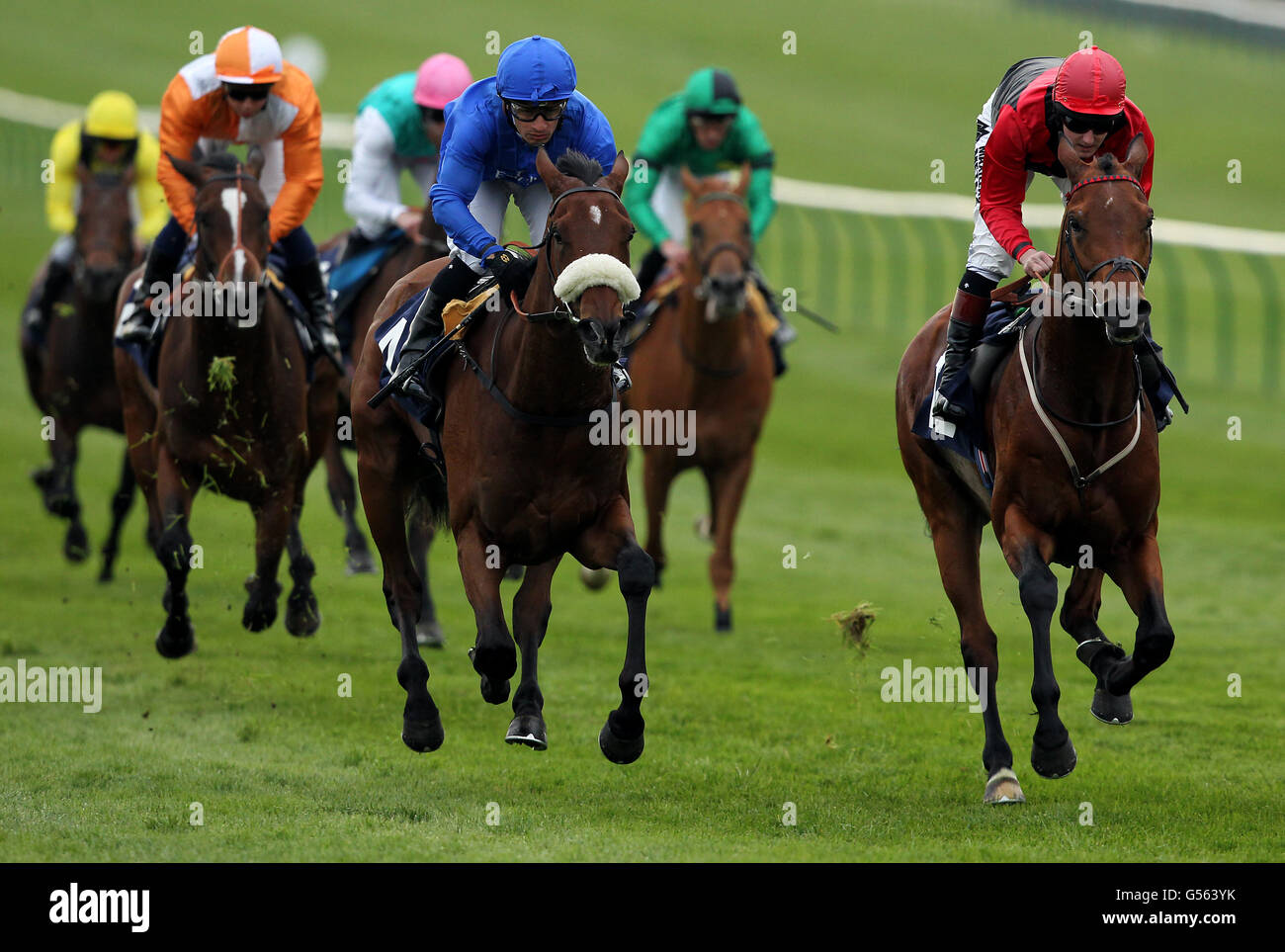 Circo Mondao montado por el jockey Silvestre de Sousa (centro izquierda)  Gana el chasis cabina DAF 30 aniversario Maiden Stakes (Div II) en el  hipódromo de Newmarket Fotografía de stock - Alamy