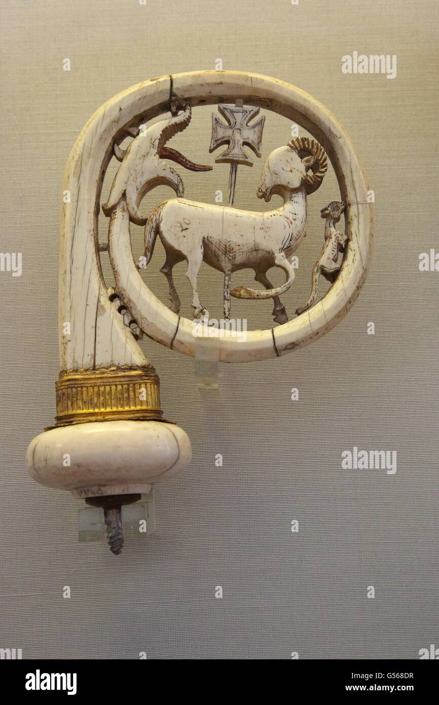 Cabeza de Crozier, siglo XII, el italiano, el Museo Estatal del Hermitage, San Petersburgo, Rusia Foto de stock