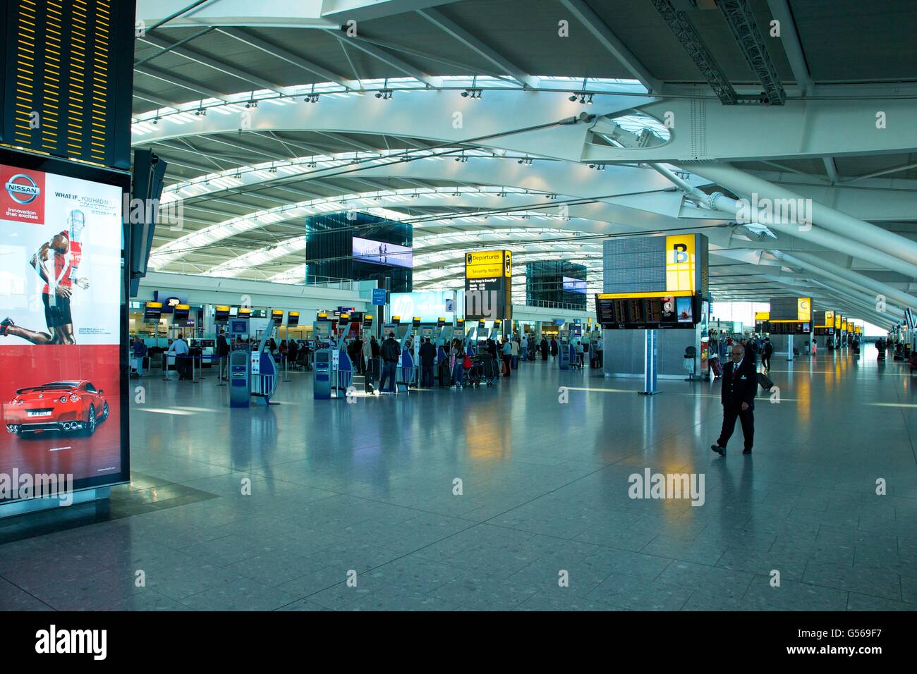 Interior de la Terminal 5 del aeropuerto de Heathrow, en Londres, Inglaterra, Reino Unido, GB Foto de stock