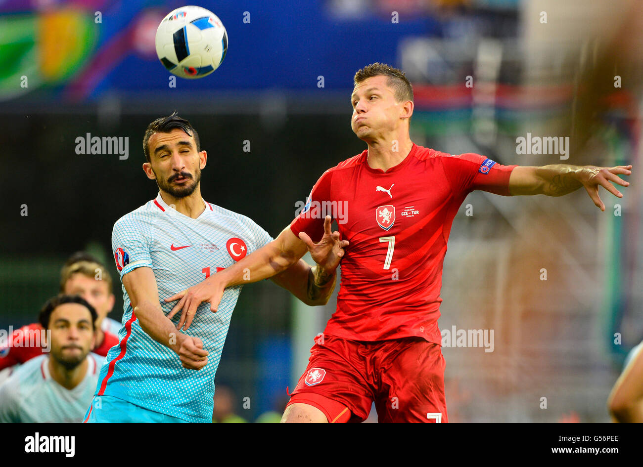 Mehmet Topal (TUR), a la izquierda, y Tomas Necid (CZE) en acción durante  los campeonatos de fútbol de la UEFA EURO 2016, Grupo D match vs República  Checa Turquía en Lens, Francia,