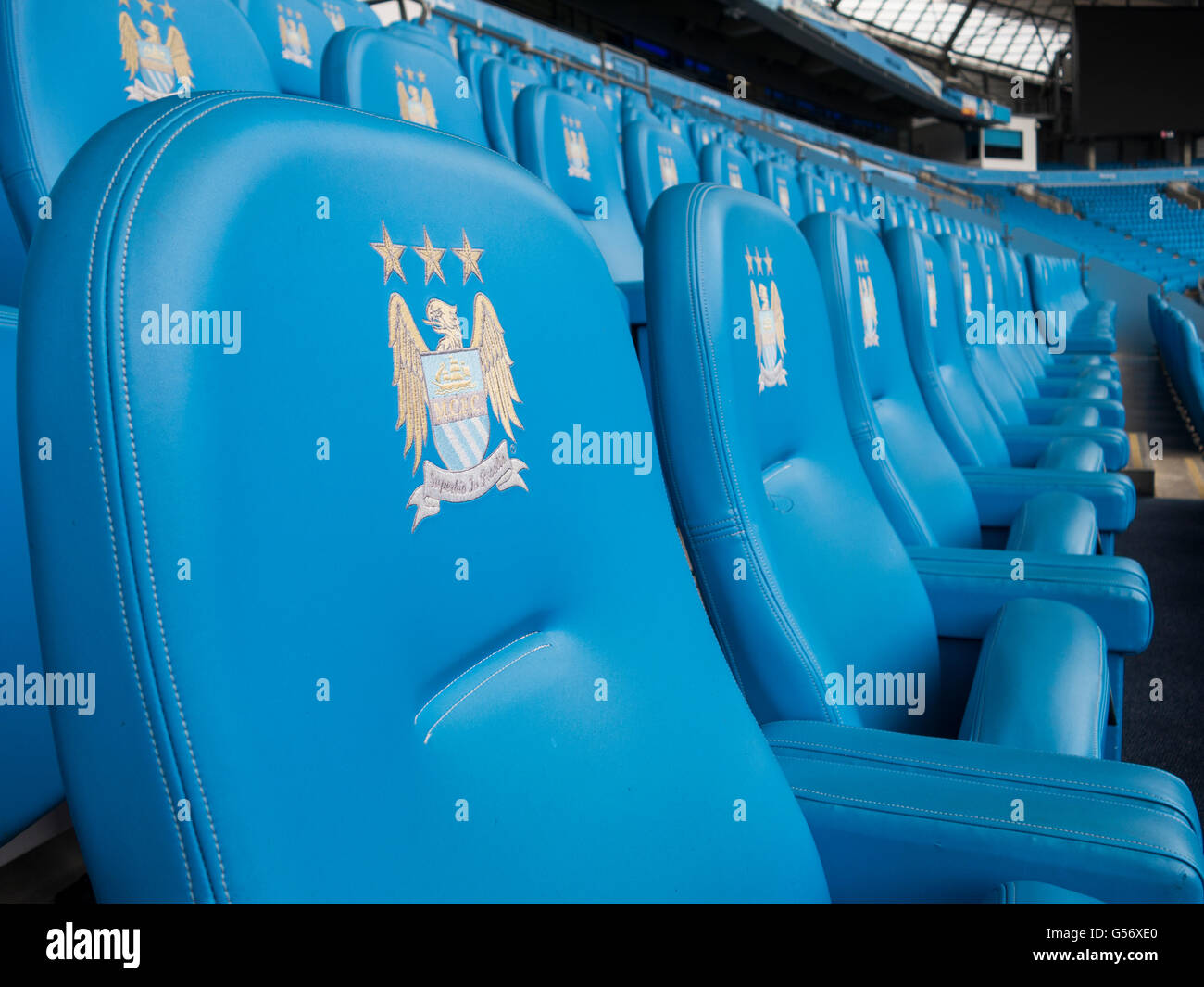 Los asientos en el estadio Etihad Stadium de Manchester City Football Club UK Foto de stock